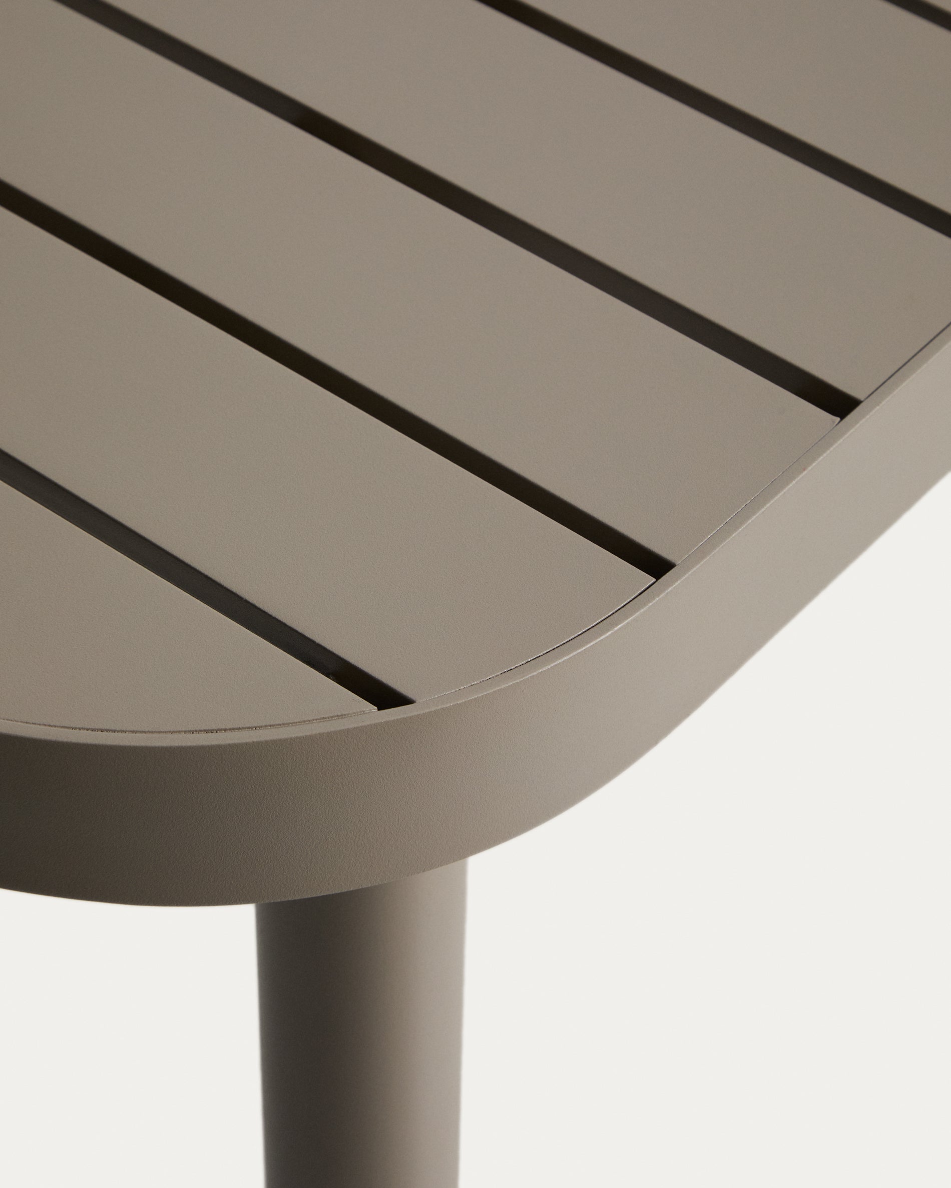 Outdoor-Tisch Joncols aus Aluminium mit taupefarbener Lackierung, 180 x 90 cm in Taupe präsentiert im Onlineshop von KAQTU Design AG. Gartentisch ist von Kave Home