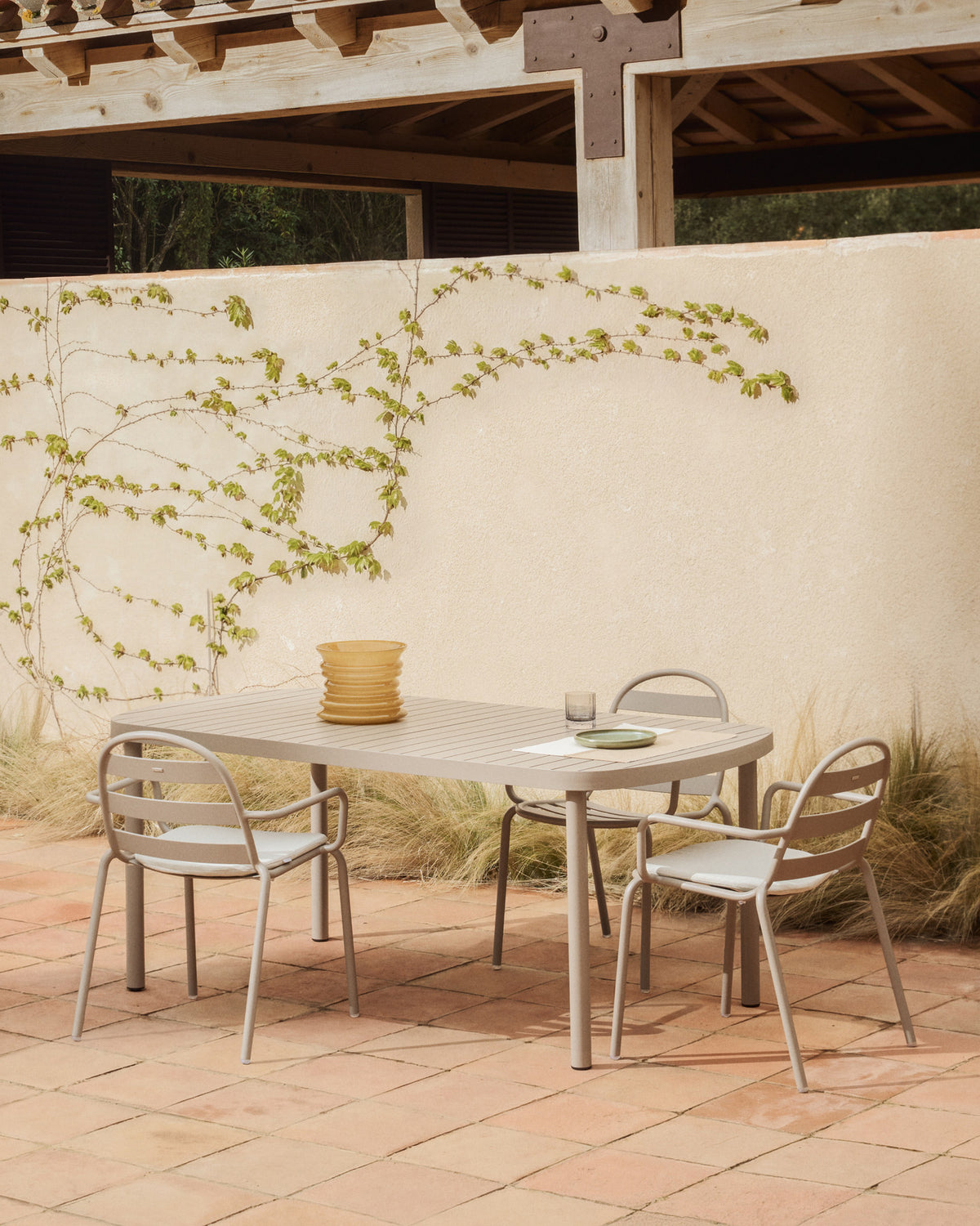 Outdoor-Tisch Joncols aus Aluminium mit taupefarbener Lackierung, 180 x 90 cm in Taupe präsentiert im Onlineshop von KAQTU Design AG. Gartentisch ist von Kave Home
