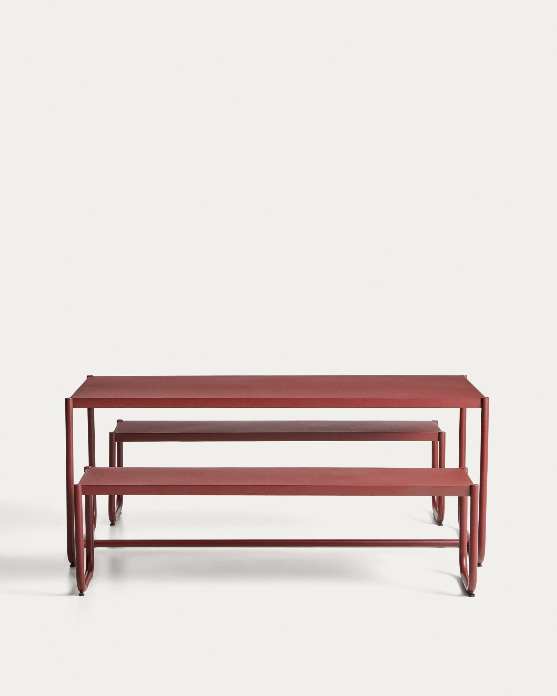 Sotil Set aus 2 Bänken und Tisch aus verzinktem Stahl mit granatfarbenem Finish 183 x 83 cm in  präsentiert im Onlineshop von KAQTU Design AG. Gartentischset ist von Kave Home