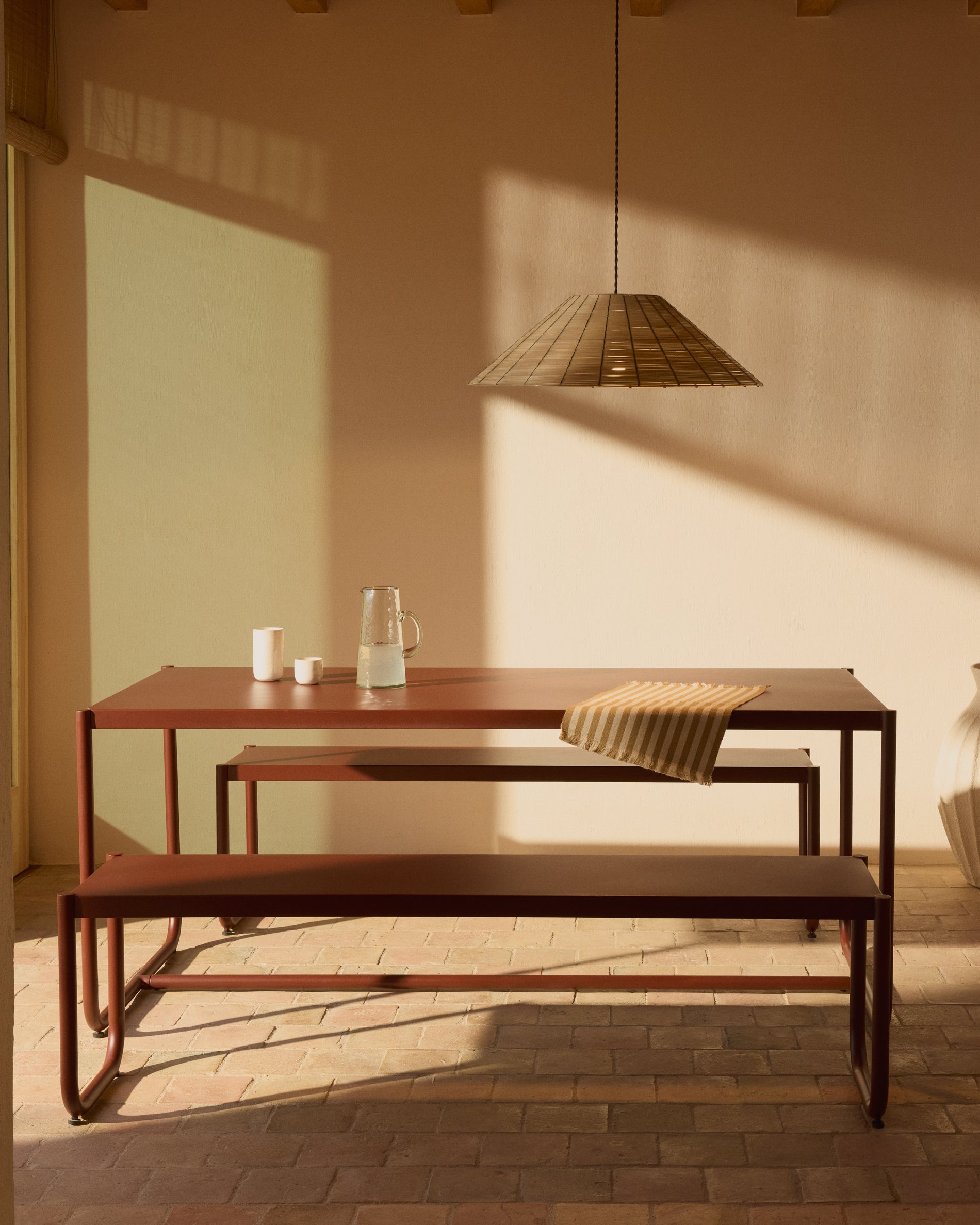 Sotil Set aus 2 Bänken und Tisch aus verzinktem Stahl mit granatfarbenem Finish 183 x 83 cm in  präsentiert im Onlineshop von KAQTU Design AG. Gartentischset ist von Kave Home