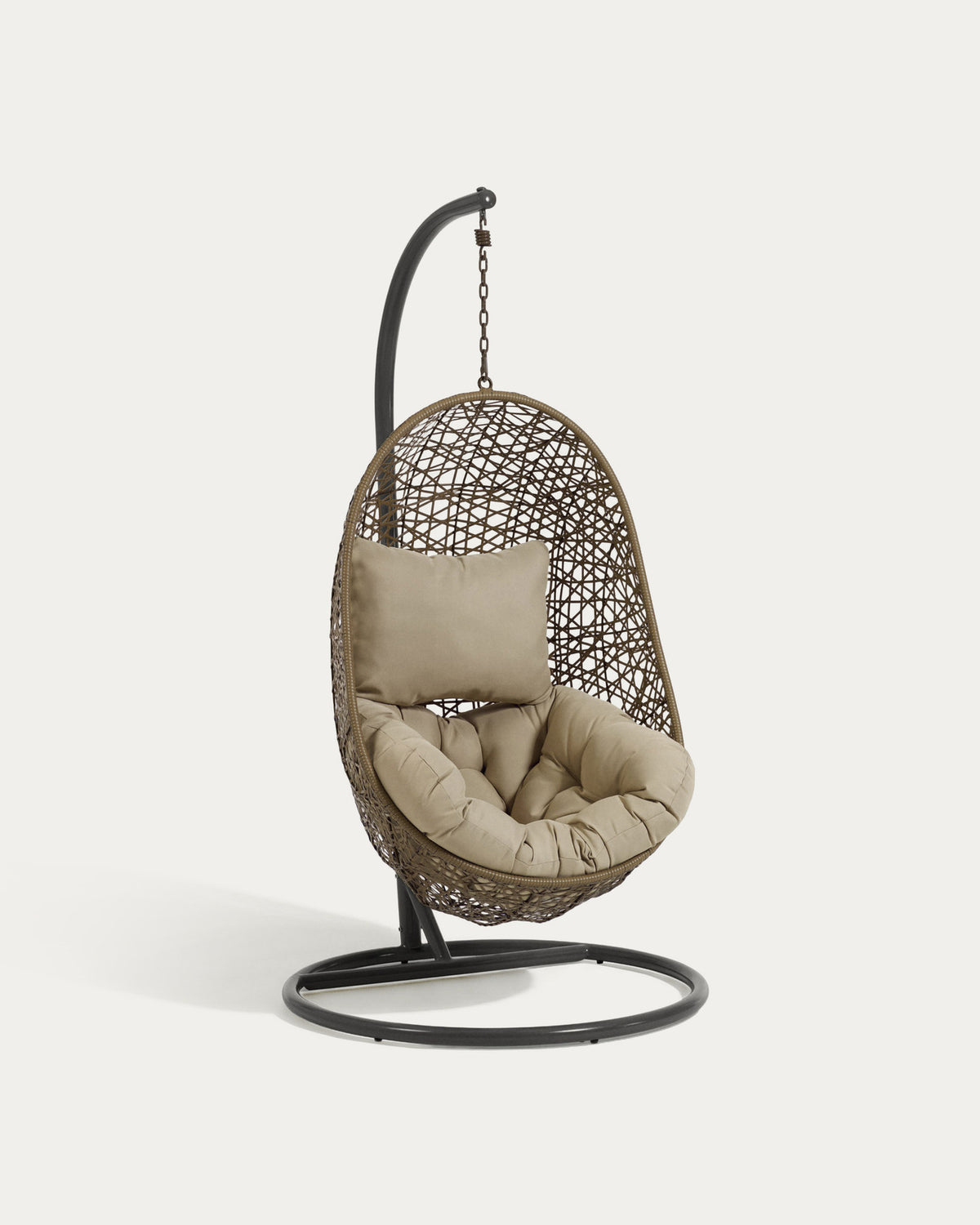 Hängesessel Florina in Braun mit Standfuss in Dunkelgrau in Braun präsentiert im Onlineshop von KAQTU Design AG. Hängestuhl ist von Kave Home