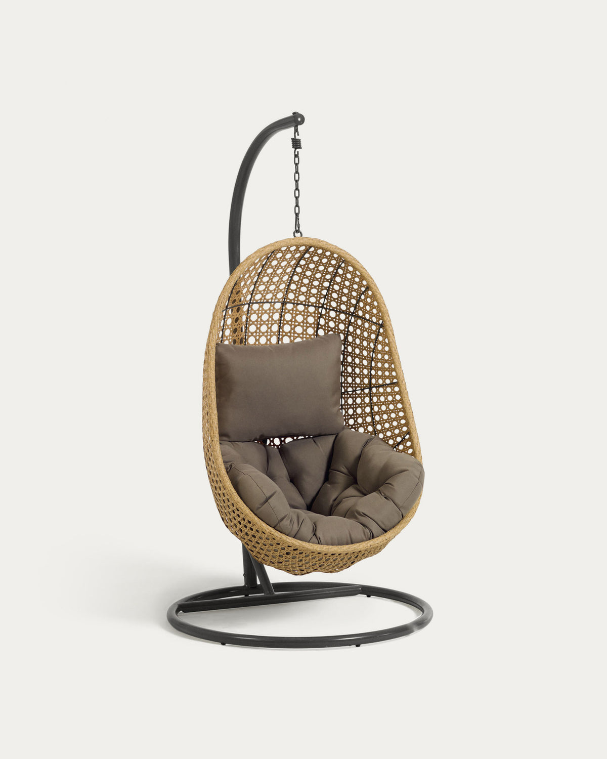 Hängesessel Cira mit natürlichem Finish mit Standfuss in Dunkelgrau in Schwarz präsentiert im Onlineshop von KAQTU Design AG. Hängestuhl ist von Kave Home