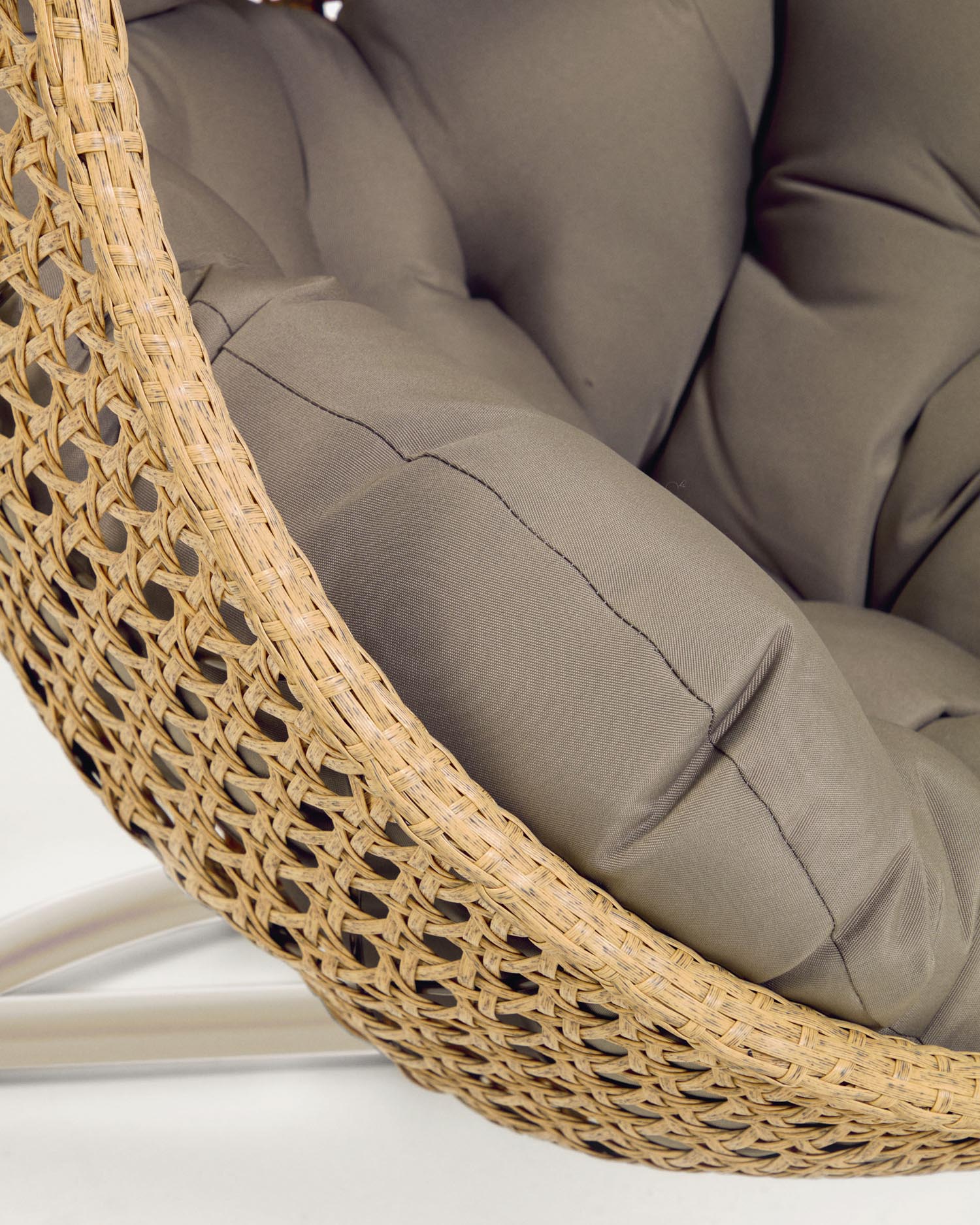 Hängesessel Cira in Hellgrau: Elegantes Design, wetterfestes Poly-Rattan und einladende Kissen für stilvolle Entspannung drinnen und draußen.