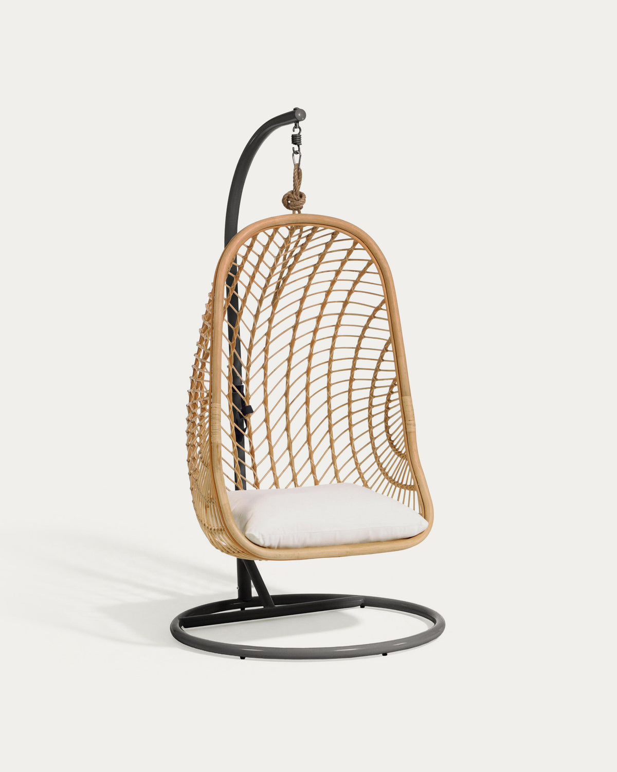 Hängesessel Ekaterina aus Rattan mit Standfuss in Dunkelgrau in Schwarz präsentiert im Onlineshop von KAQTU Design AG. Hängestuhl ist von Kave Home