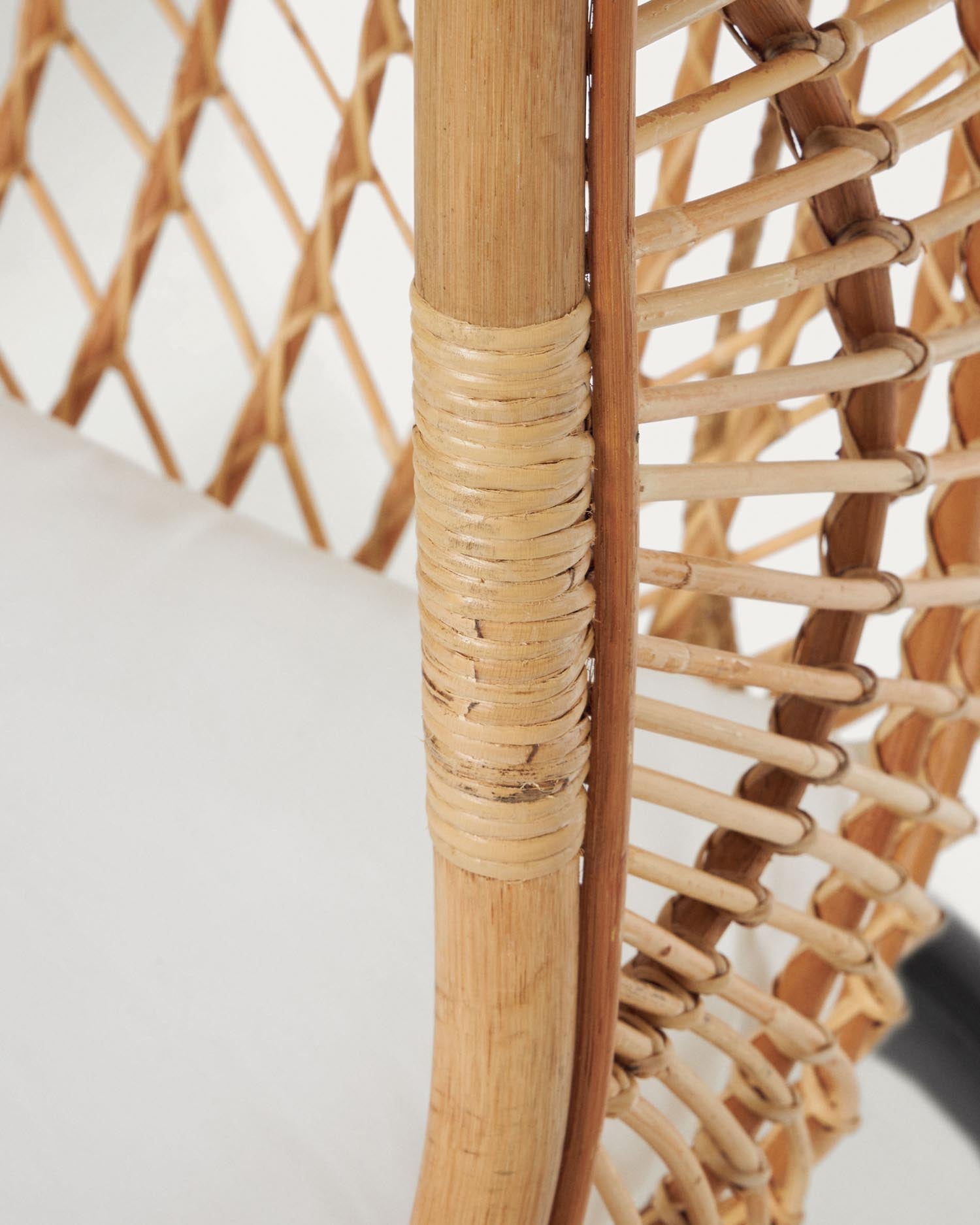 Moderner Hängesessel Ekaterina aus Rattan mit stabilem Standfuß, dunkelgrau, ideal für stilvolle Entspannung von Kave Home.