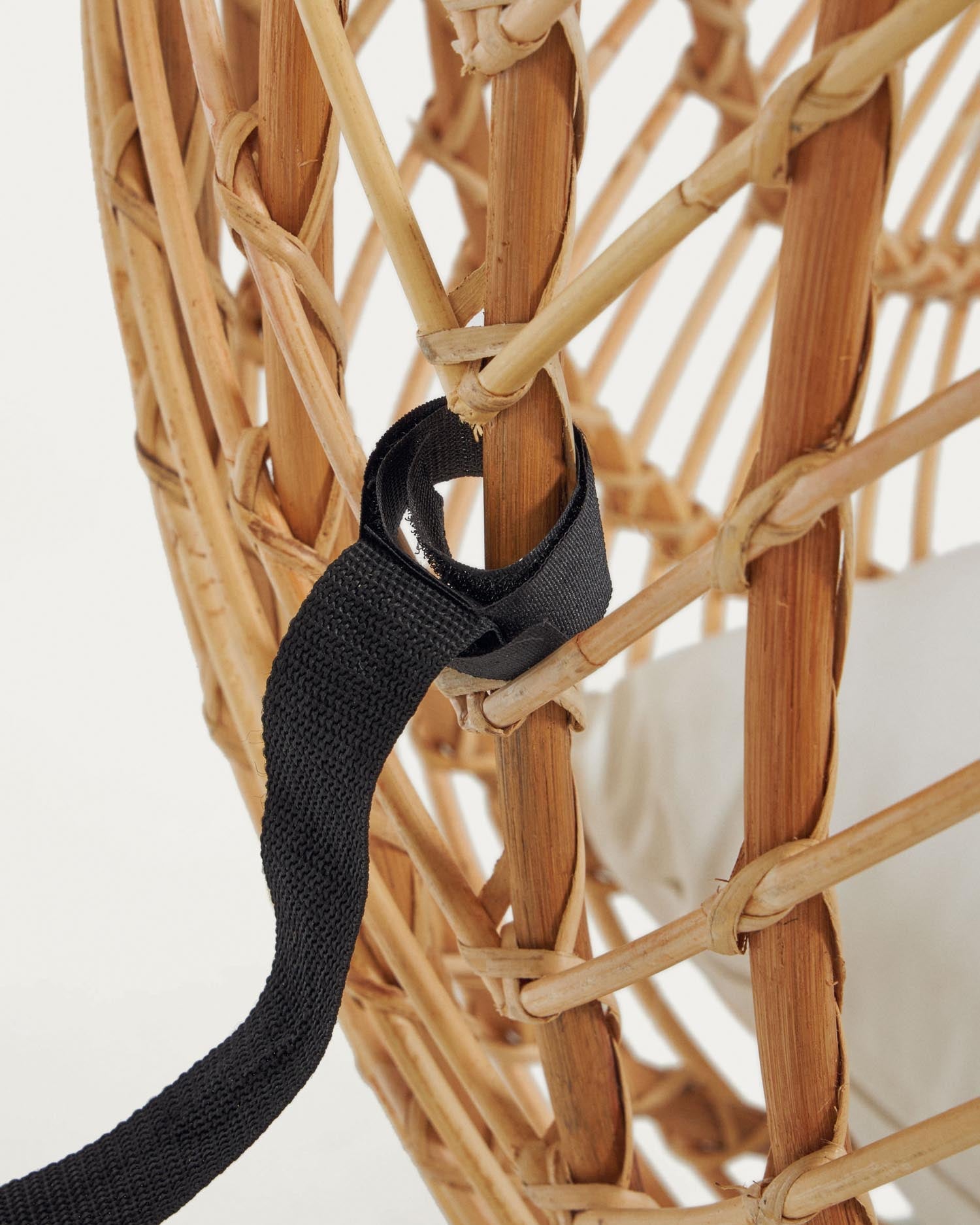 Moderner Hängesessel Ekaterina aus Rattan mit stabilem Standfuß in Dunkelgrau, ideal für stilvolle Wohnräume von Kave Home.