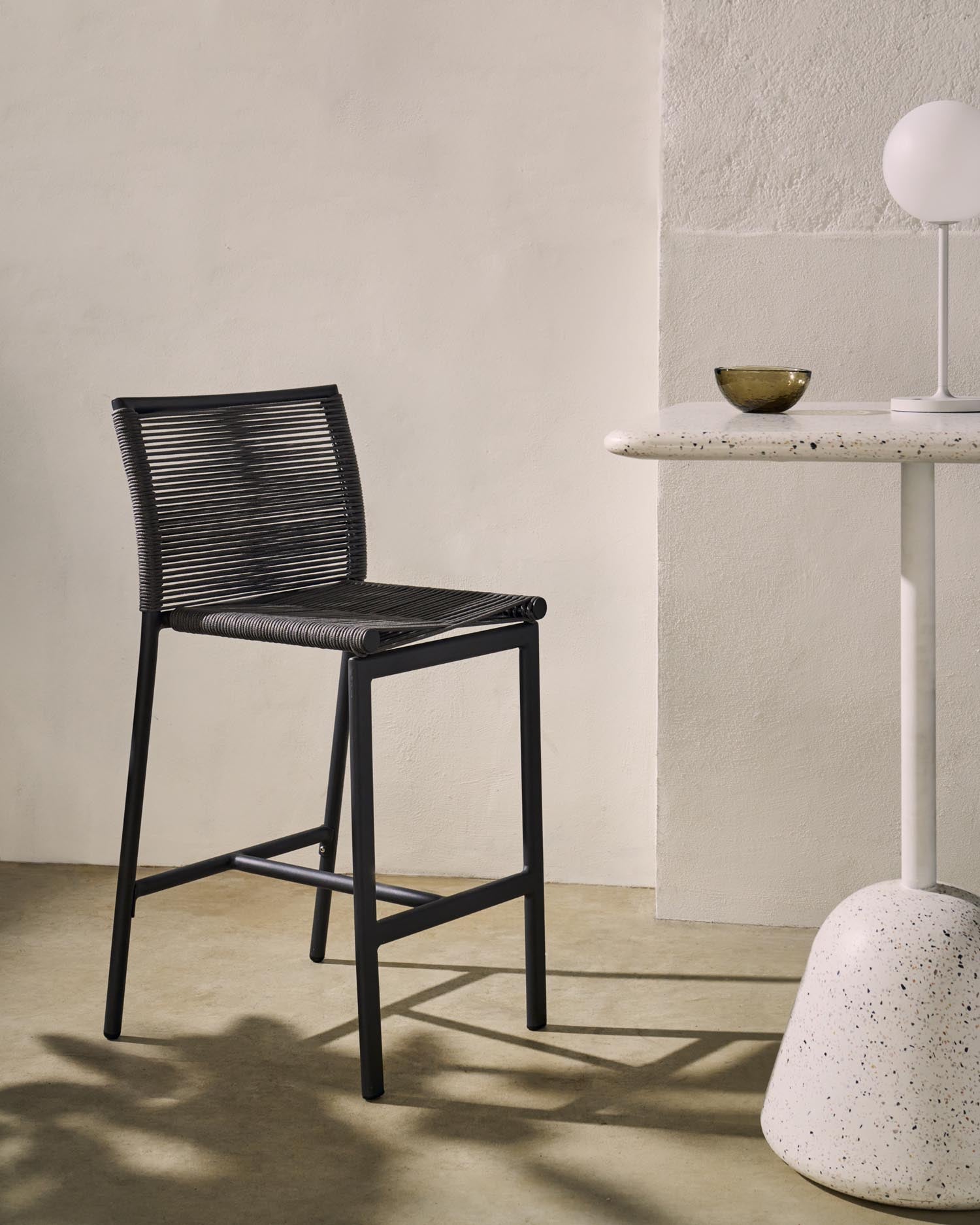 Moderner Outdoor-Hocker mit grauem Aluminiumgestell und Seilgeflecht, ideal für stilvolle Außenbereiche, 65 cm hoch.