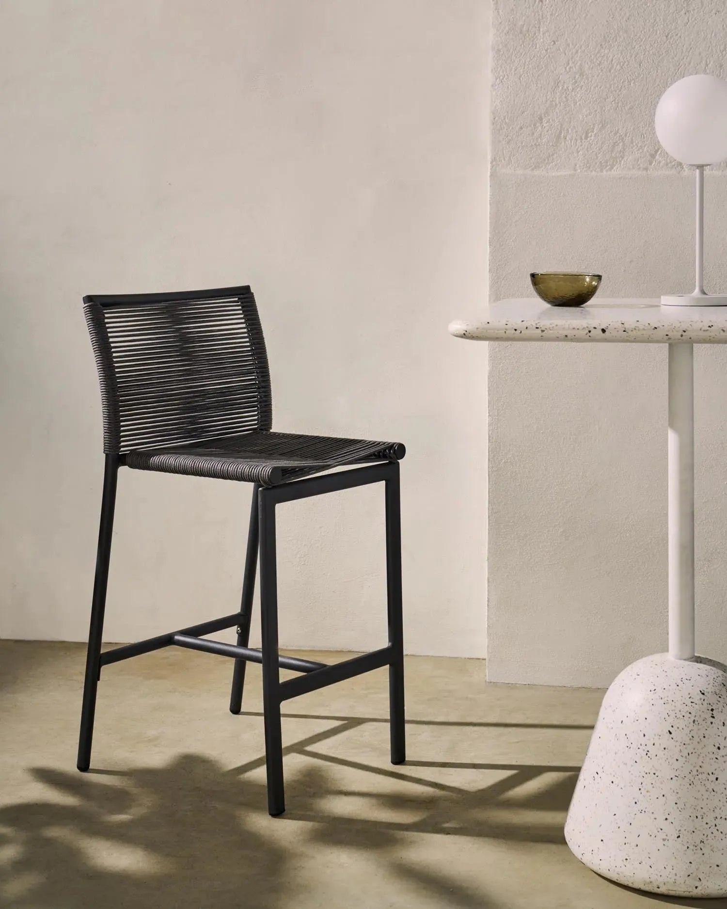 Eleganter Outdoor-Hocker mit robustem Aluminiumrahmen und Seilgeflecht, perfekt für moderne Außenbereiche, Höhe 65 cm.