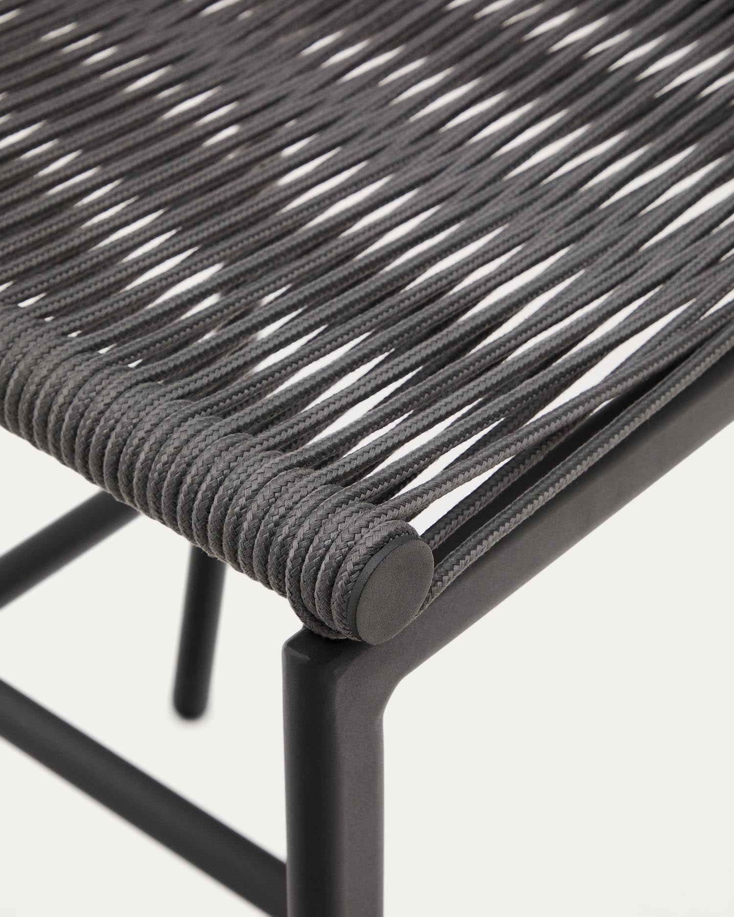 Eleganter Outdoor-Hocker mit robustem Aluminiumrahmen und Seilgeflecht, perfekt für moderne Außenbereiche, Höhe 65 cm.