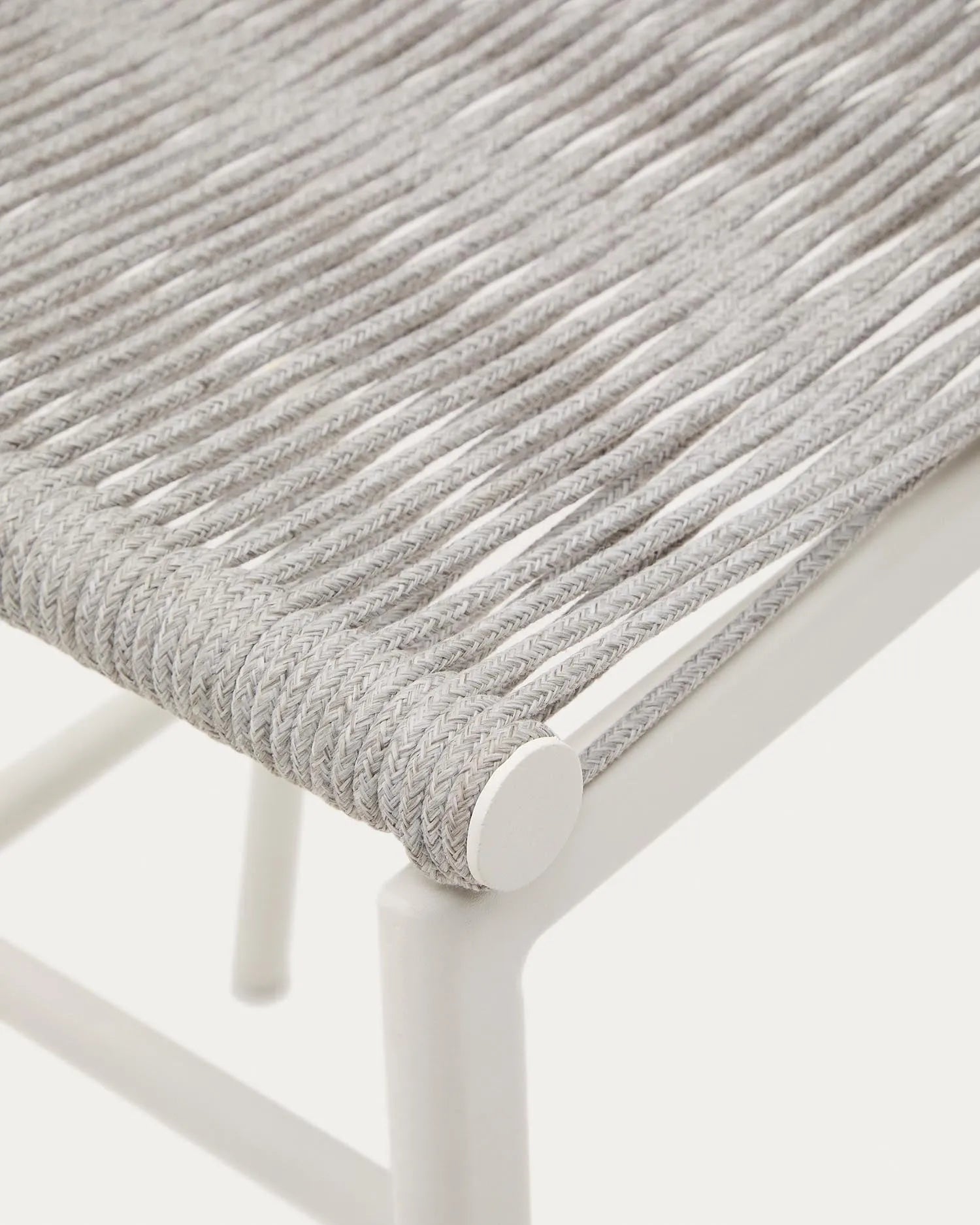 Der Culip Outdoor-Hocker vereint modernes Design mit Komfort: weißes Aluminium und geflochtenes Seil für stilvolle Entspannung im Freien.