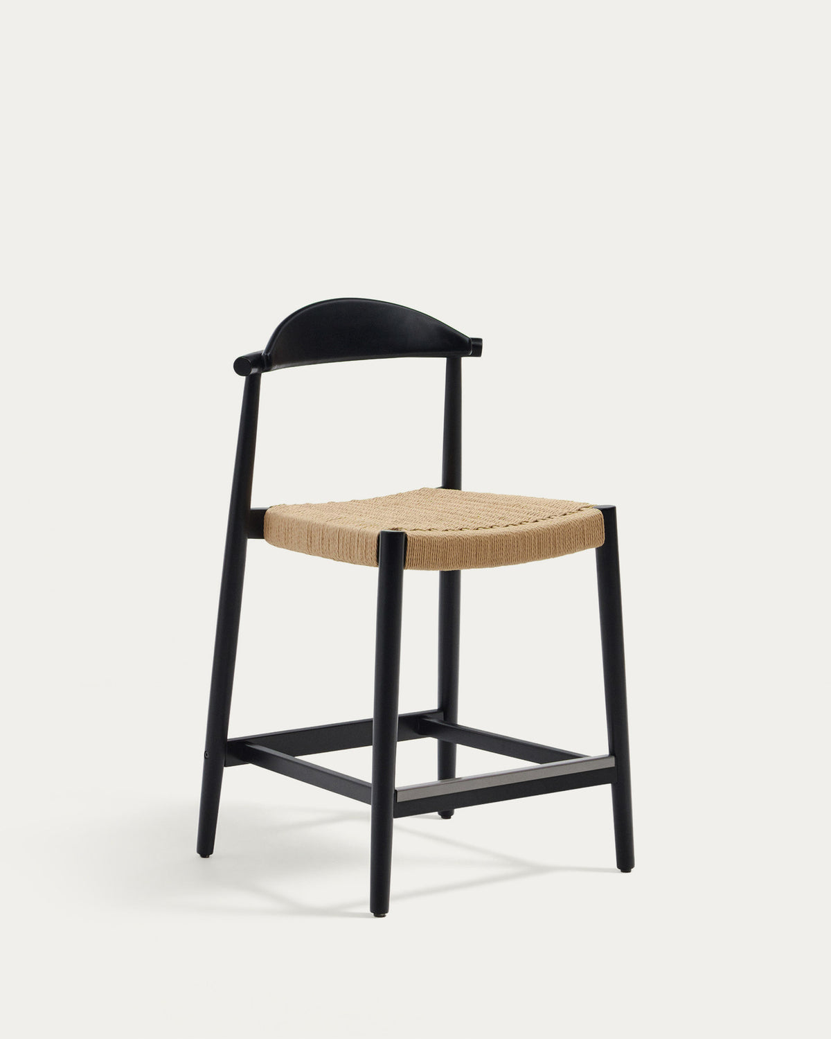 Nina Hocker aus massivem Akazienholz schwarzes Finish und Seil beige Höhe 62 cm FSC 100% in Schwarz präsentiert im Onlineshop von KAQTU Design AG. Outdoor-Barstuhl ist von Kave Home