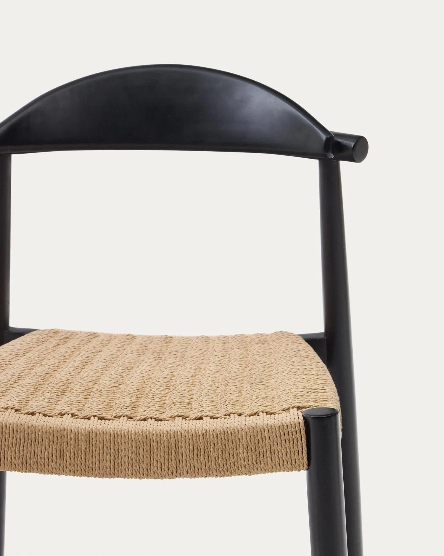 Eleganter Hocker aus nachhaltigem Akazienholz mit schwarzem Finish und beigem Seil, 62 cm hoch, perfekt für stilvolles Wohnen.