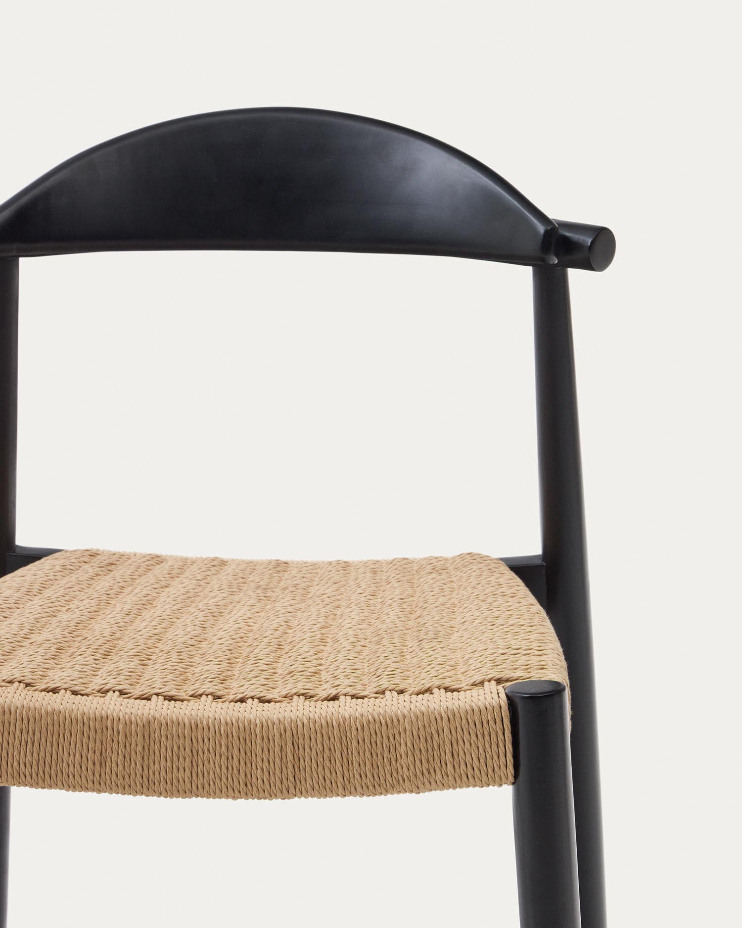 Eleganter Nina Hocker aus robustem Akazienholz mit schwarzem Finish und handgeflochtenem beigem Seil, 62 cm hoch, perfekt für stilvolle Außenbereiche.