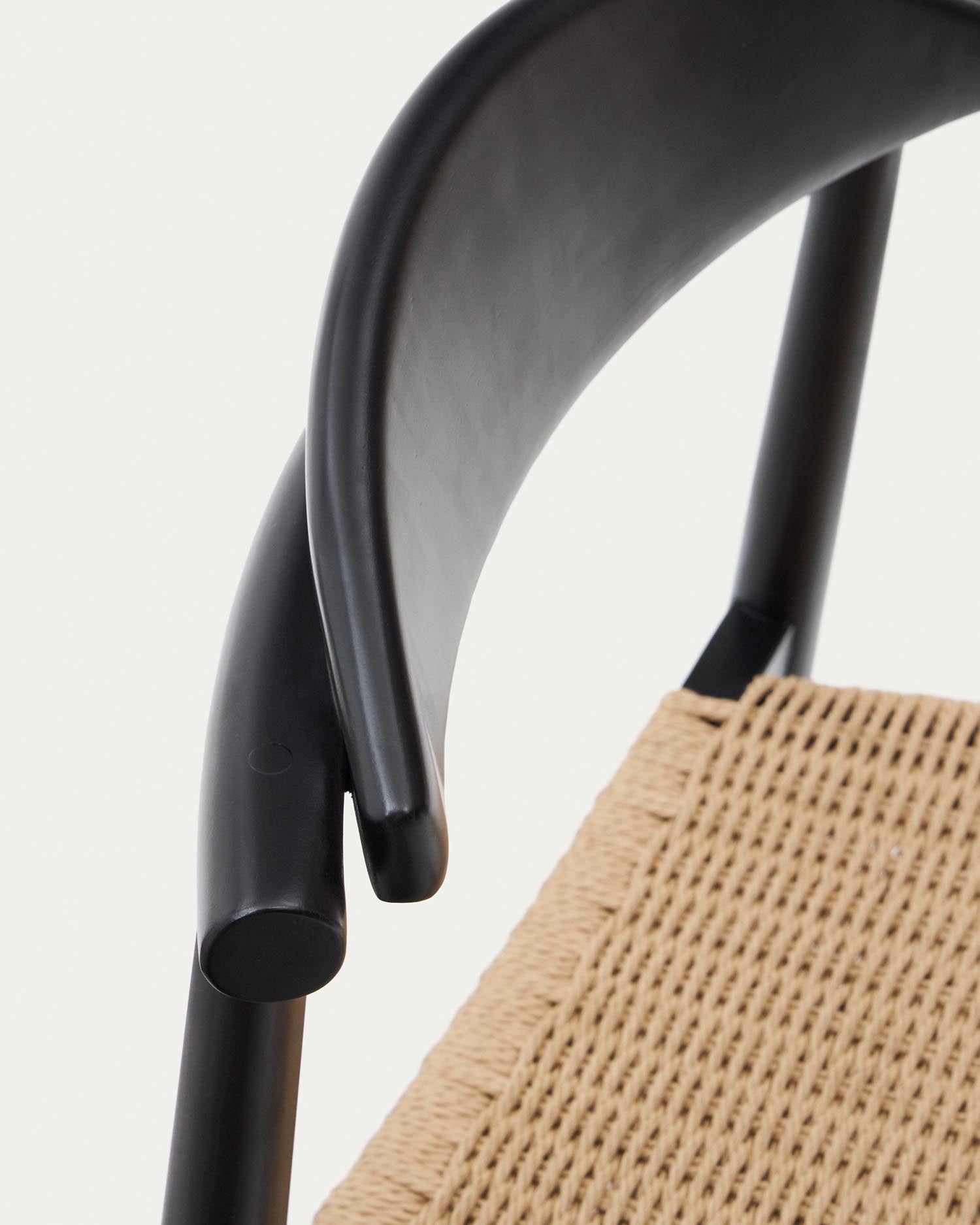 Erleben Sie den Nina Hocker von Kave Home: Robustes Akazienholz, modernes schwarzes Finish und handgeflochtenes beiges Seil – perfekt für stilvolle Außenbereiche.
