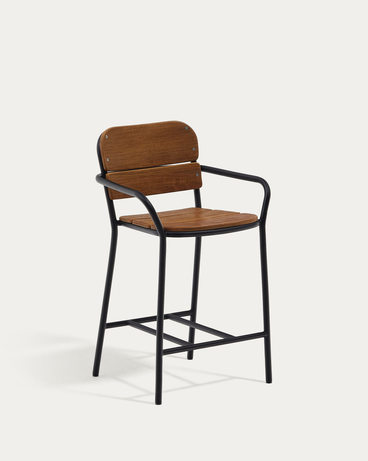 Algueret Hocker aus massivem Eukalyptusholz, Naturfinish, schwarzes Aluminium, 65 cm, FSC 100% in Schwarz, Braun, Natur präsentiert im Onlineshop von KAQTU Design AG. Outdoor-Barstuhl mit Armlehne ist von Kave Home
