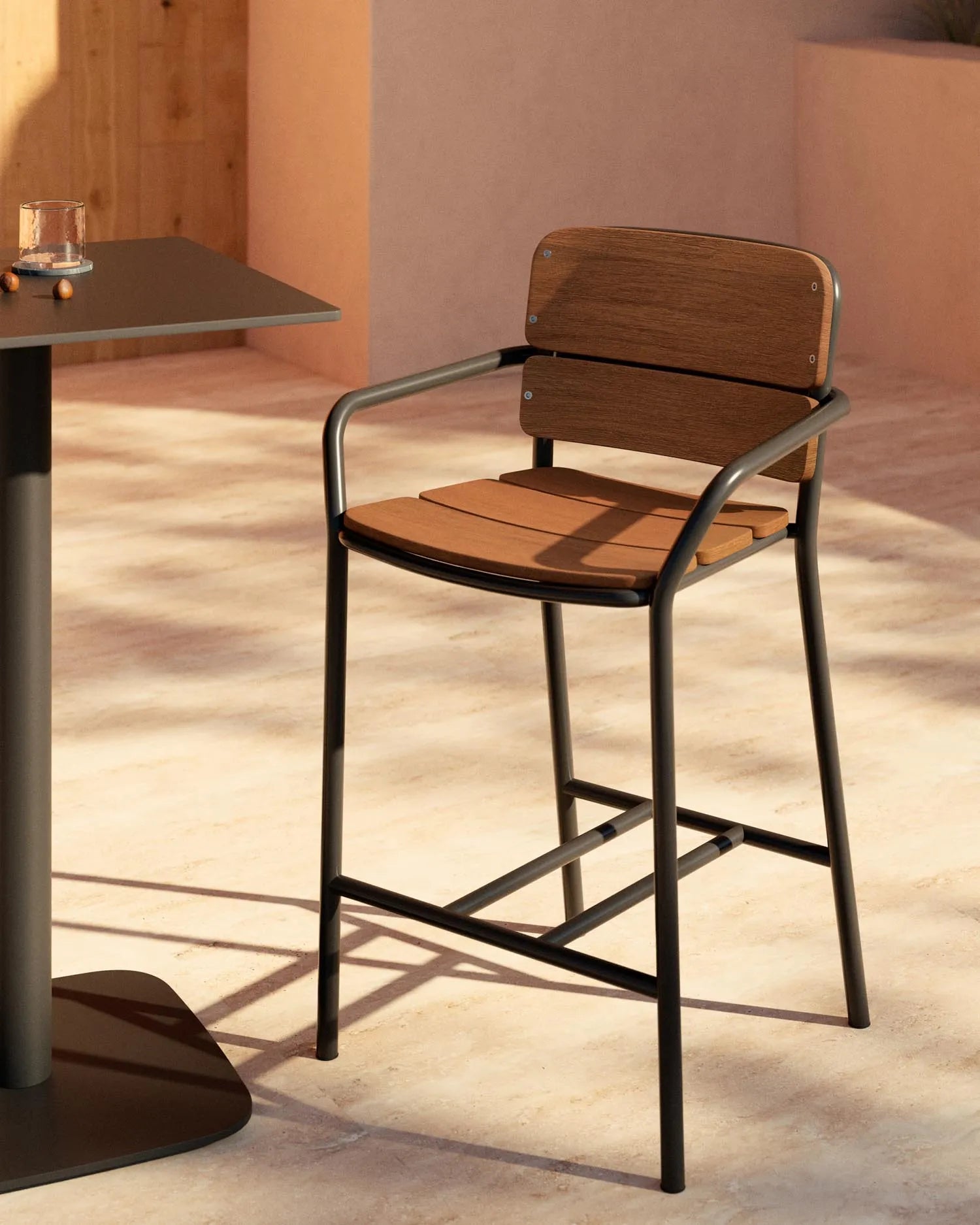Eleganter Hocker aus Eukalyptusholz und Aluminium, 65 cm hoch, ideal für stilvolle Outdoor-Bereiche, FSC-zertifiziert.