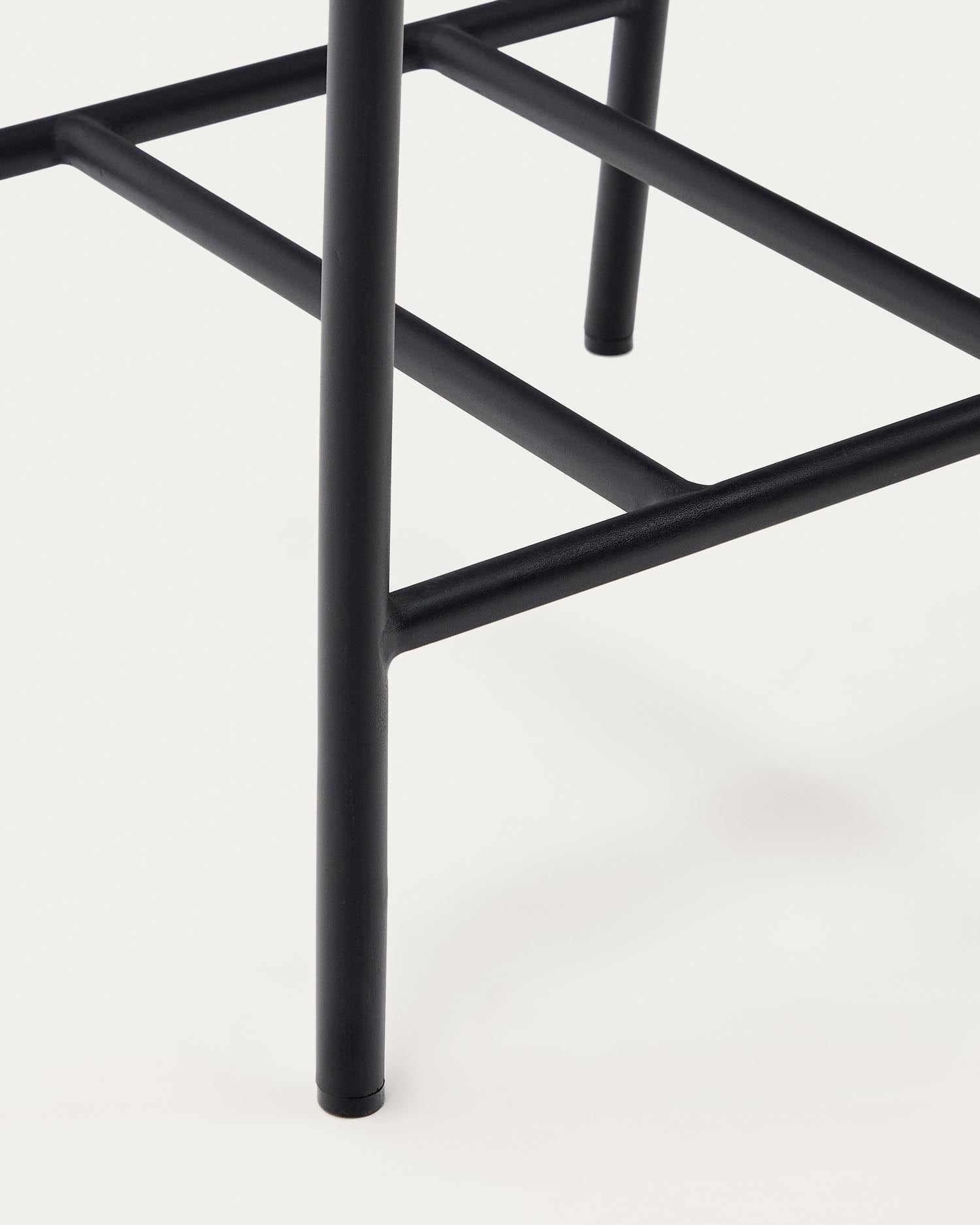 Hocker Algueret, 65 cm, aus FSC-zertifiziertem Eukalyptusholz mit Naturfinish und schwarzem Aluminium, stilvoll und nachhaltig.