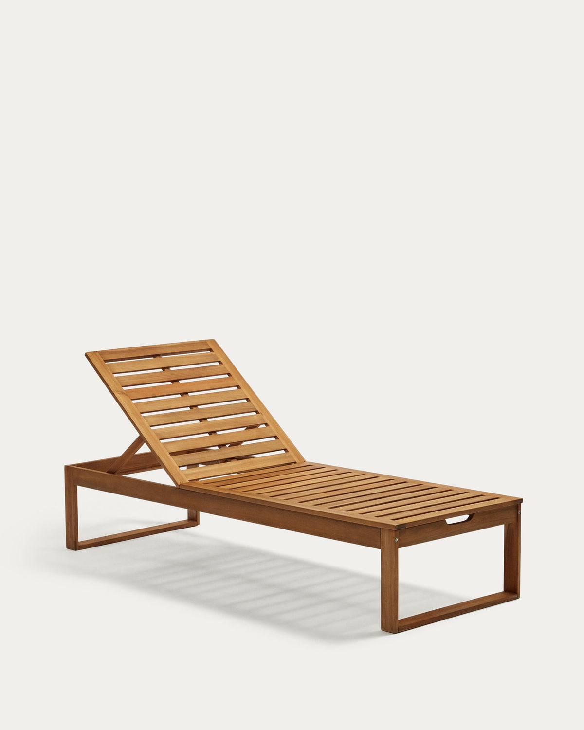 Sulamita Outdoor Sonnenliege aus massivem Akazienholz FSC 100% in Natur präsentiert im Onlineshop von KAQTU Design AG. Liegestuhl ist von Kave Home