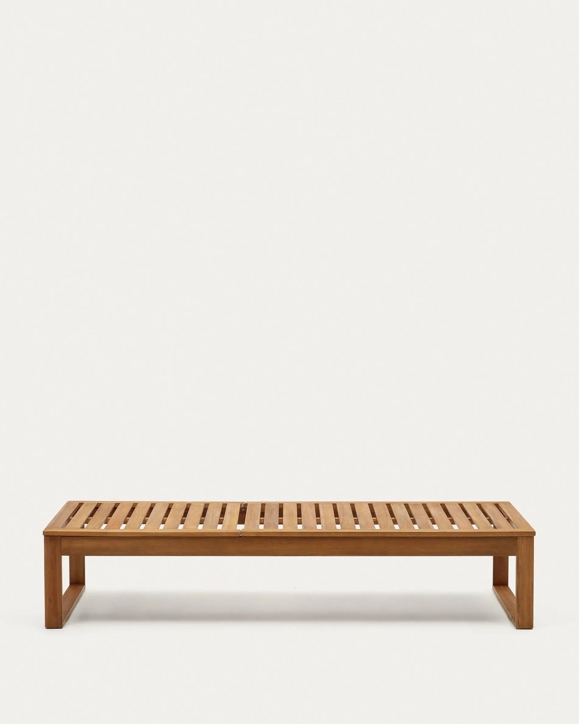 Elegante Sonnenliege aus robustem Akazienholz, verstellbar für optimalen Komfort, ideal für Garten und Terrasse.