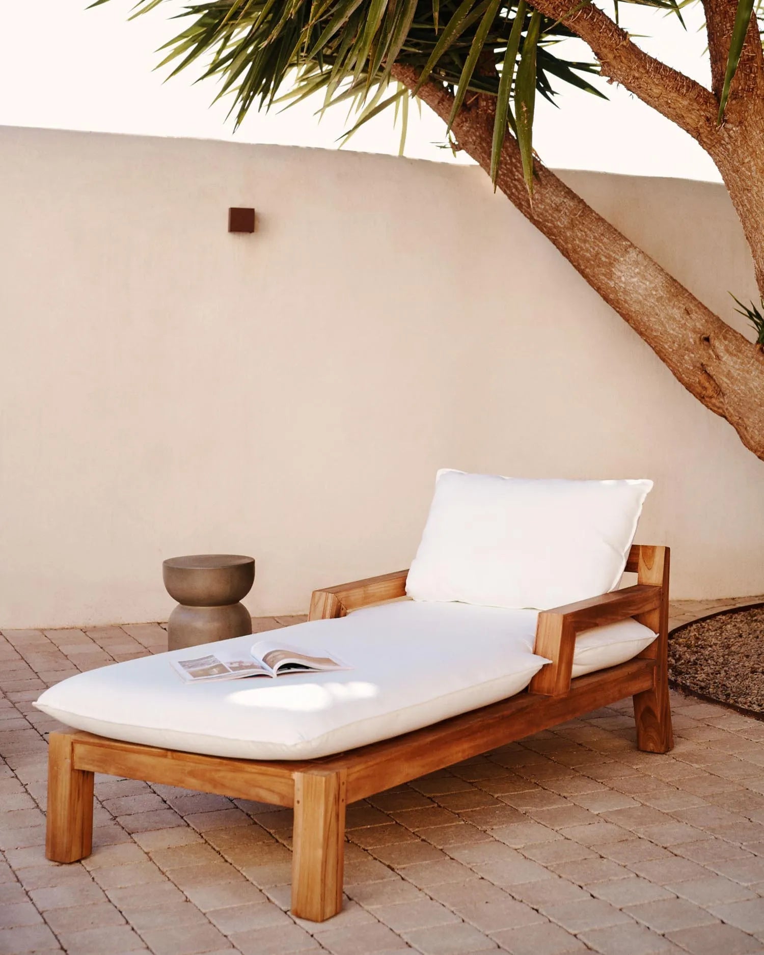 Eleganter Liegestuhl aus massivem Teakholz von Kave Home, ideal für Garten oder Terrasse, robust und stilvoll.