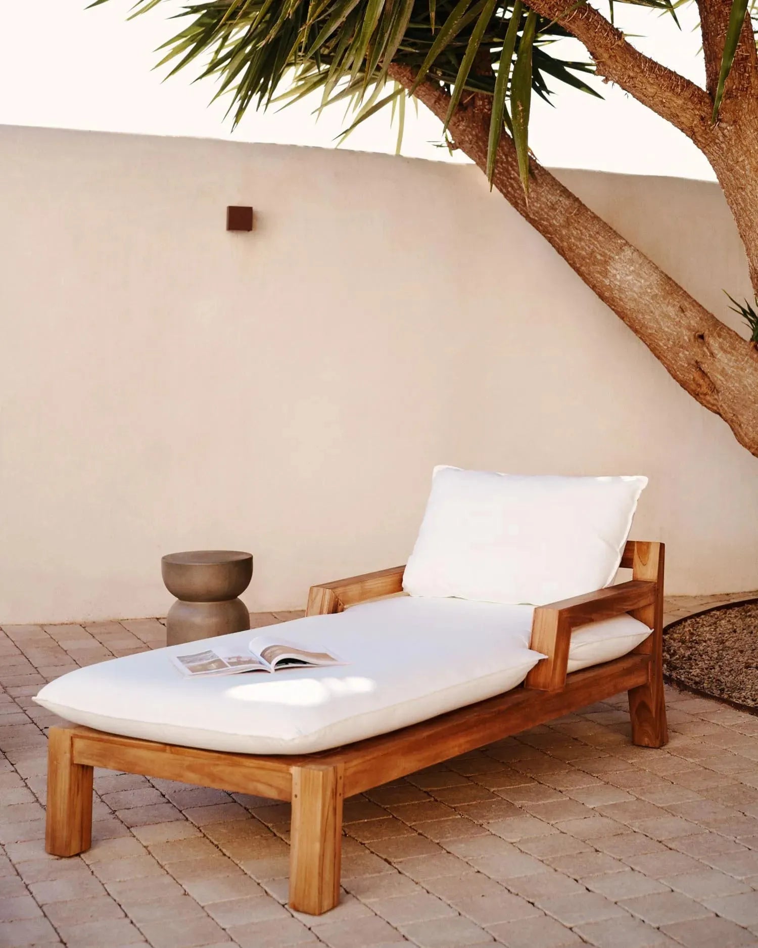 Hochwertiger Liegestuhl aus massivem Teakholz von Kave Home, perfekt für Garten oder Terrasse, langlebig und elegant.
