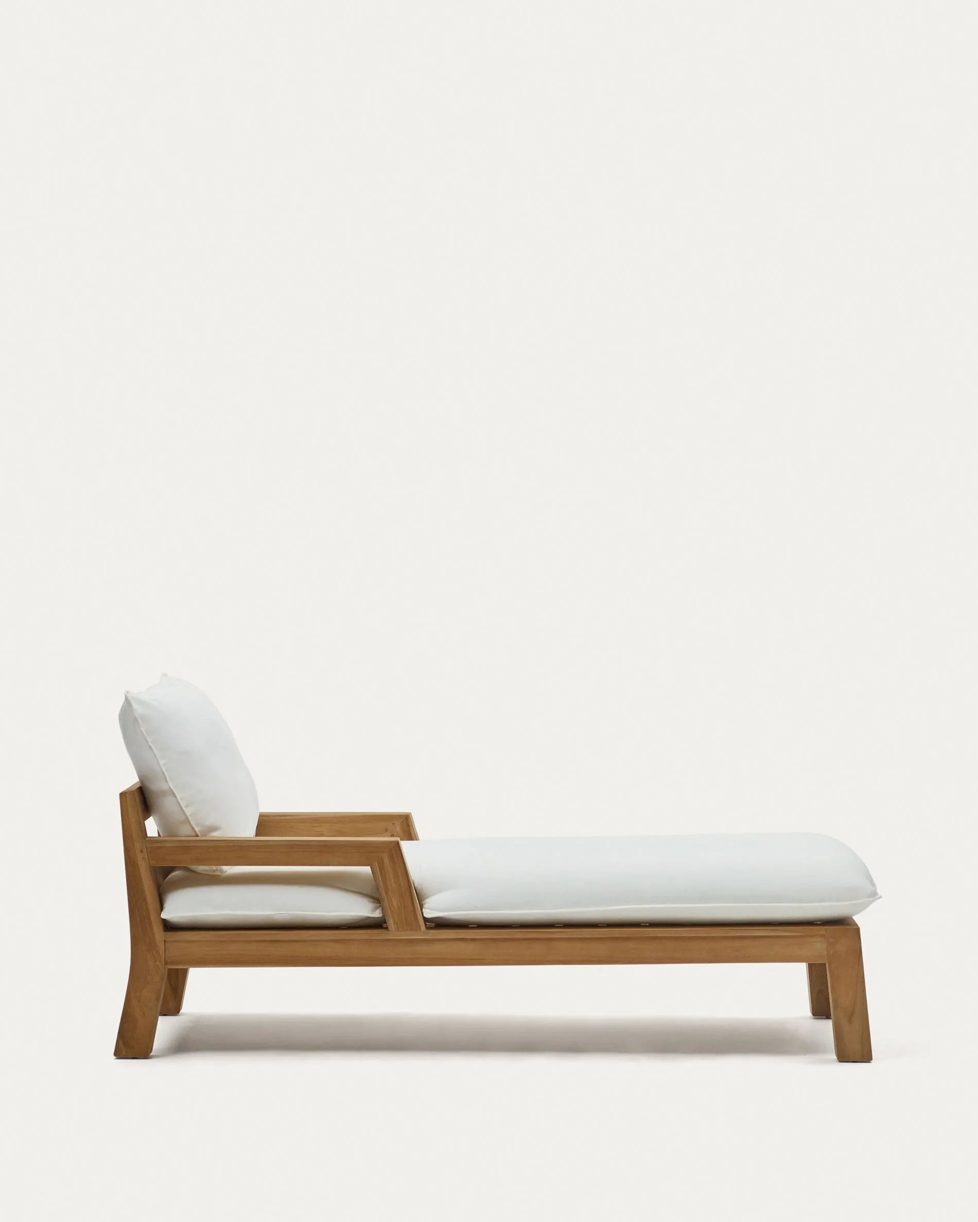 Hochwertiger Liegestuhl aus massivem Teakholz von Kave Home, perfekt für den Außenbereich, langlebig und modern designt.