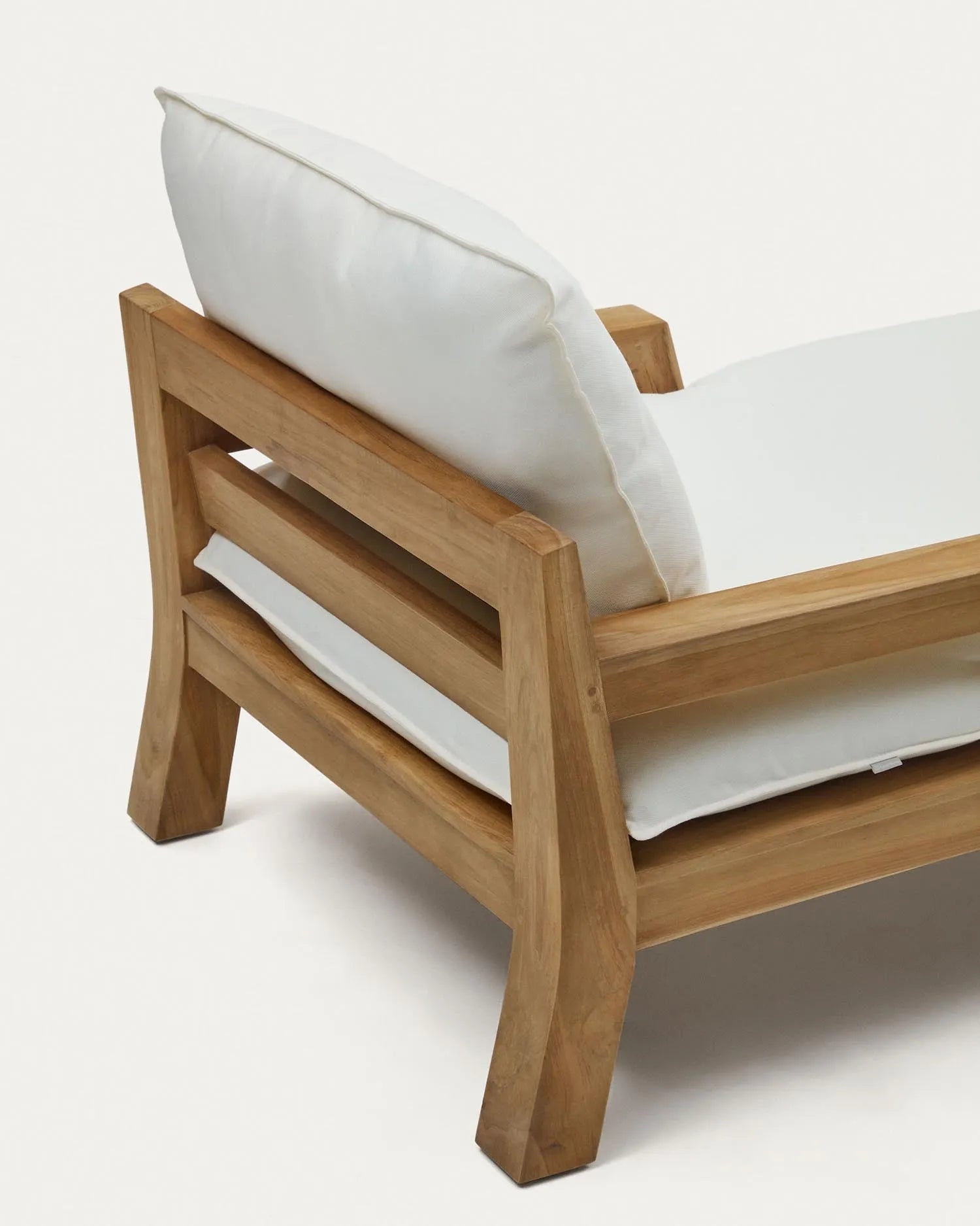 Hochwertiger Liegestuhl aus massivem Teakholz von Kave Home, perfekt für den Außenbereich, langlebig und elegant.