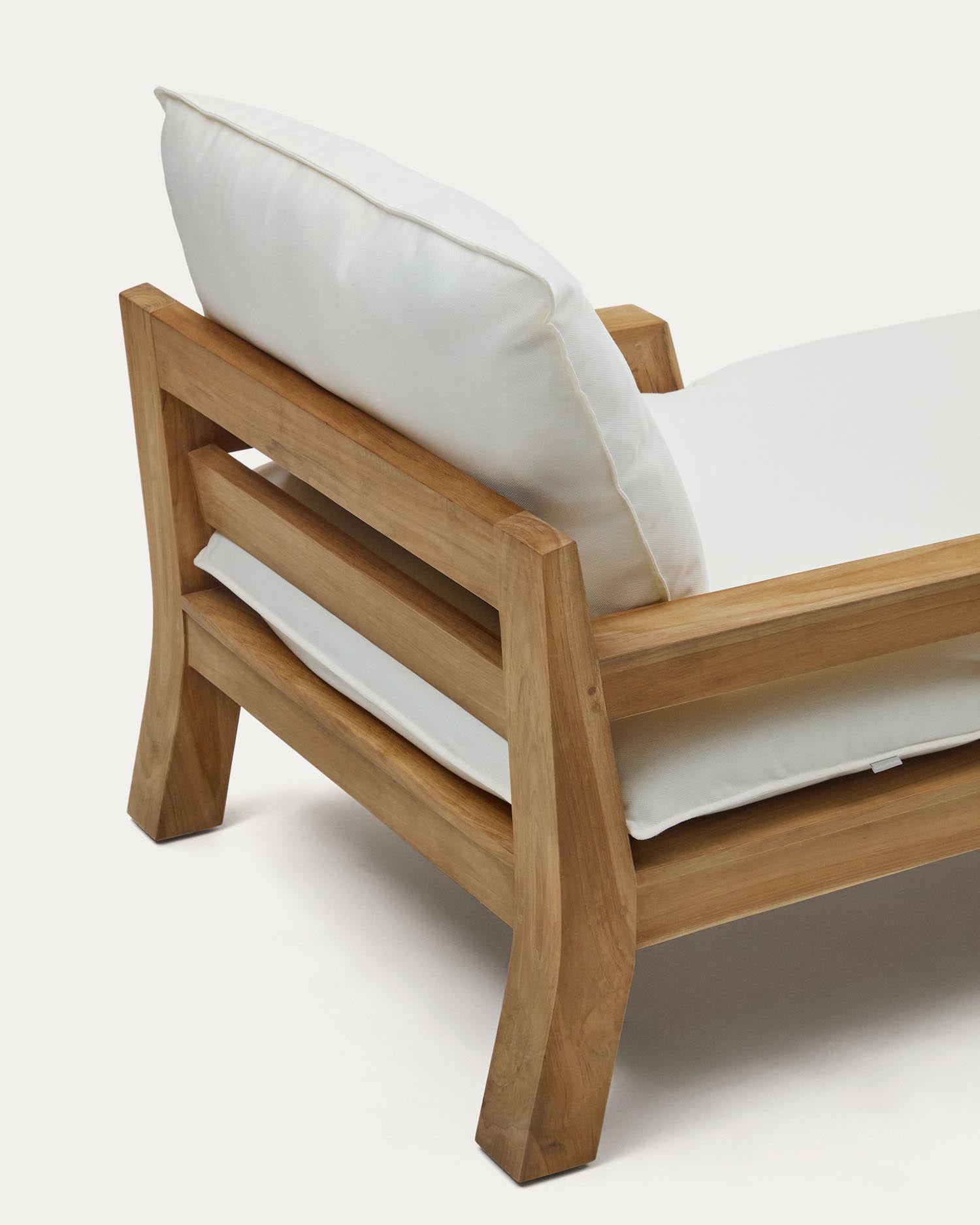 Eleganter Liegestuhl aus massivem Teakholz von Kave Home, ideal für den Garten, robust, stilvoll und wetterbeständig.