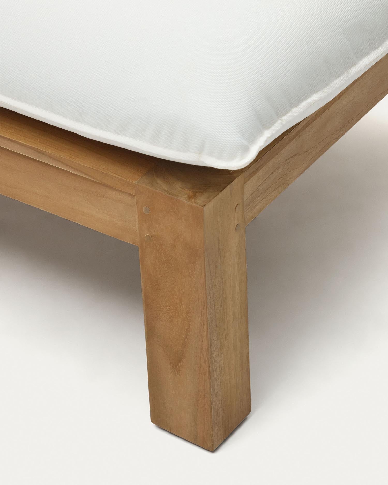 Eleganter Liegestuhl aus massivem Teakholz von Kave Home, ideal für den Garten, robust, stilvoll und wetterbeständig.