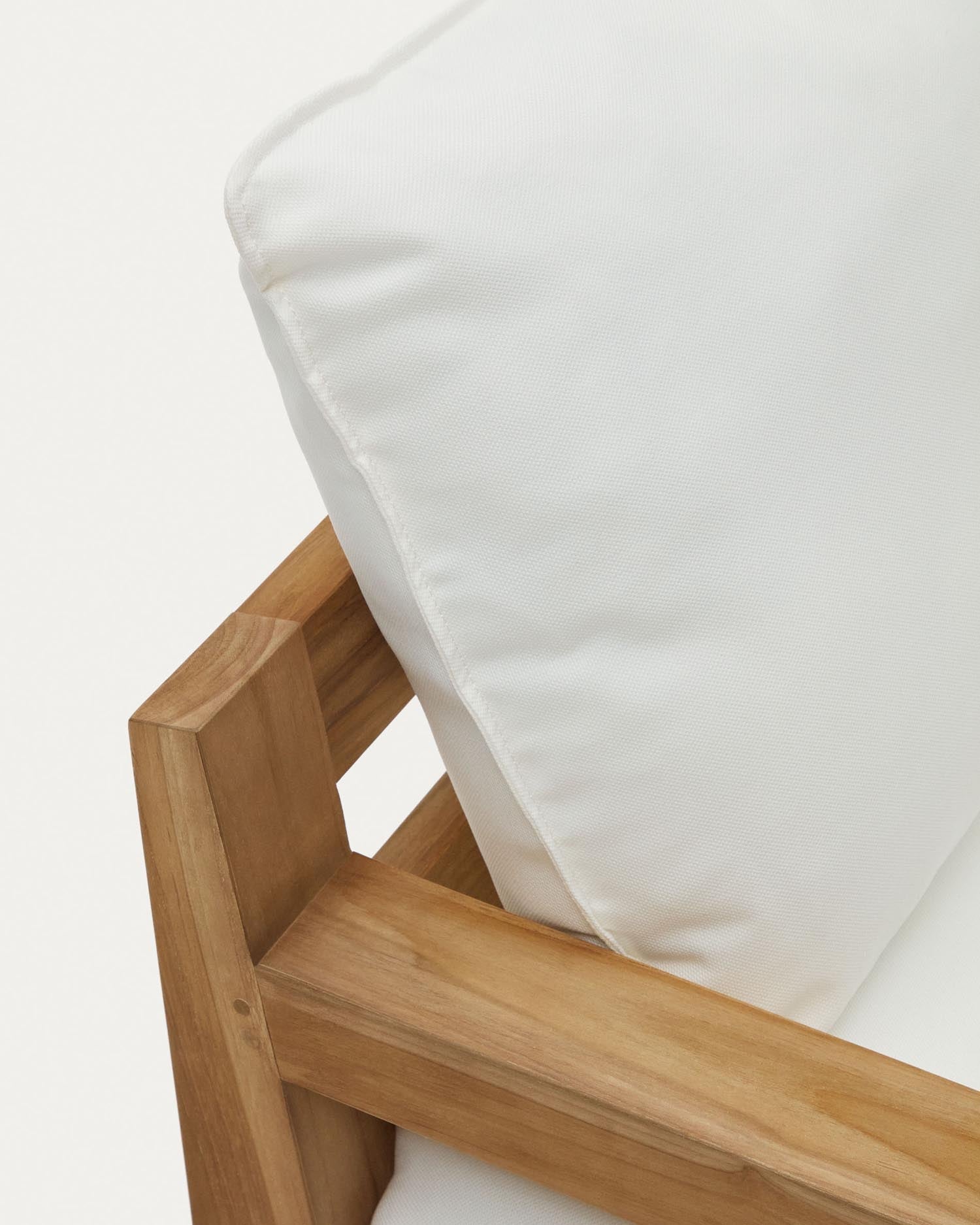 Hochwertiger Liegestuhl aus massivem Teakholz von Kave Home, perfekt für den Außenbereich, langlebig und elegant.
