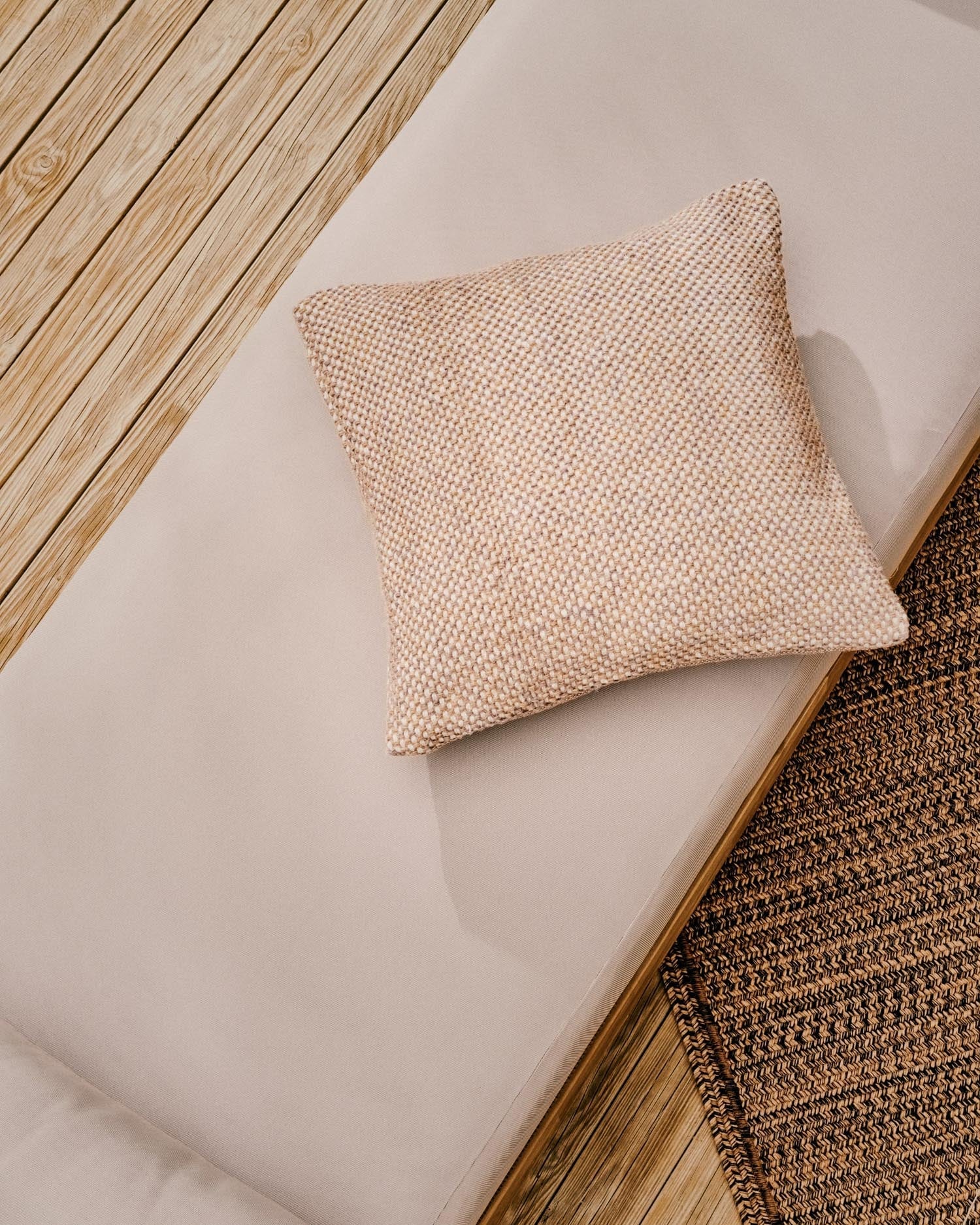 Elegantes Catalina Daybed aus beigem Seil und FSC-zertifiziertem Akazienholz, ideal für stilvolle Entspannung.