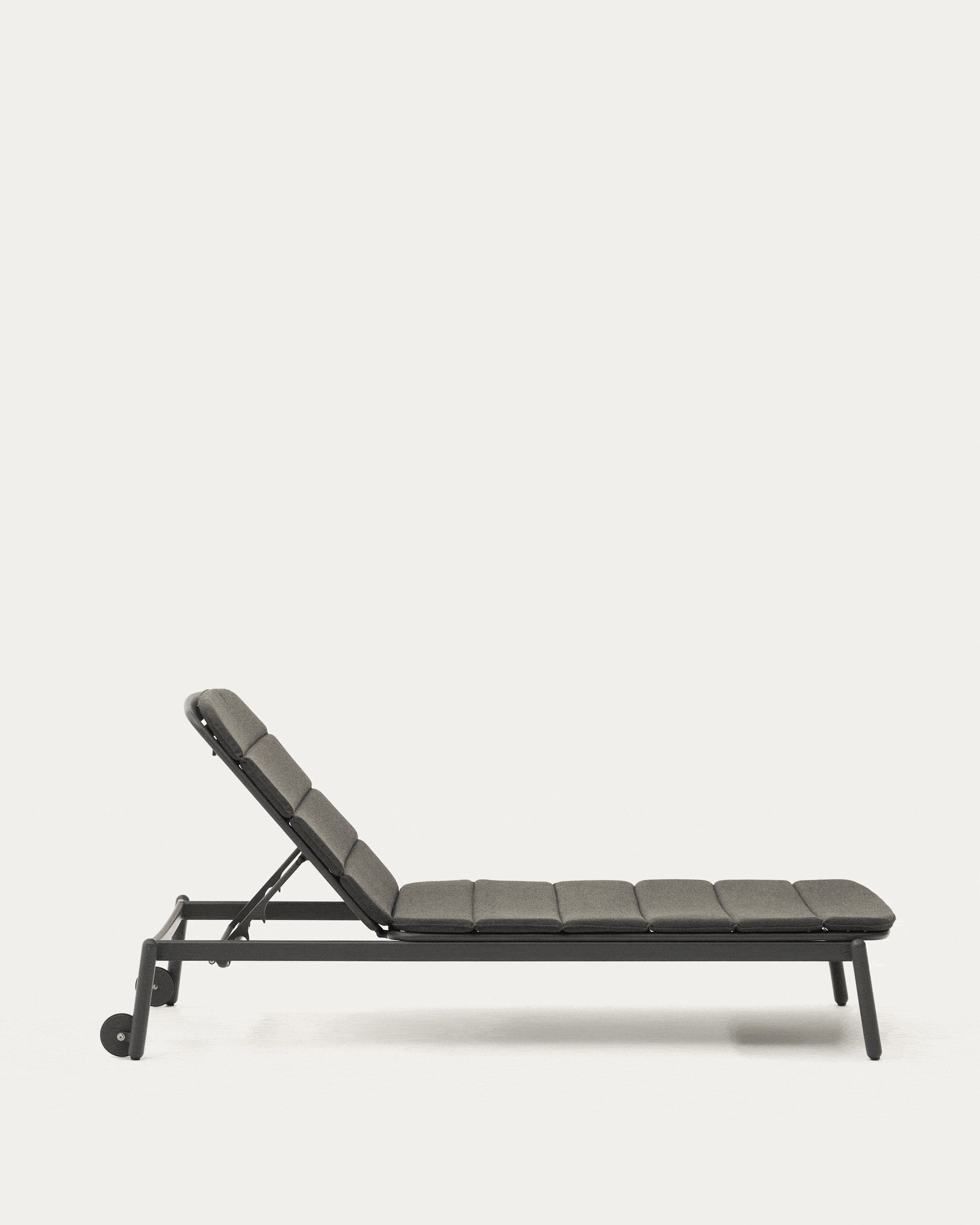 Marcona Sonnenliege für den Aussenbereich aus Aluminium mit schwarzer Lackierung.