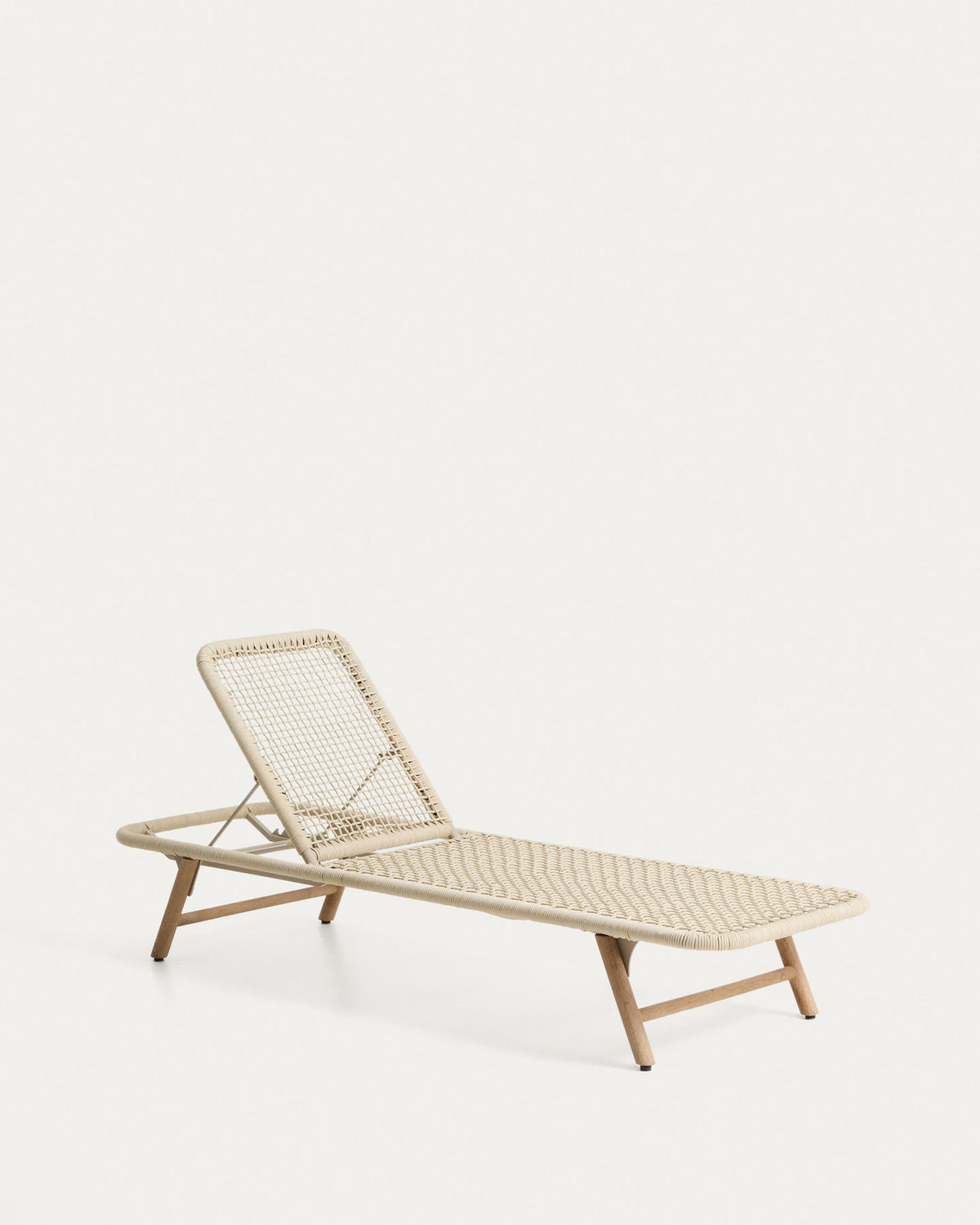 Sonnenliege Dandara aus Stahl, naturfarbenes Seil und Beine aus massivem FSC 100% Akazienholz in Ecru präsentiert im Onlineshop von KAQTU Design AG. Liegestuhl ist von Kave Home