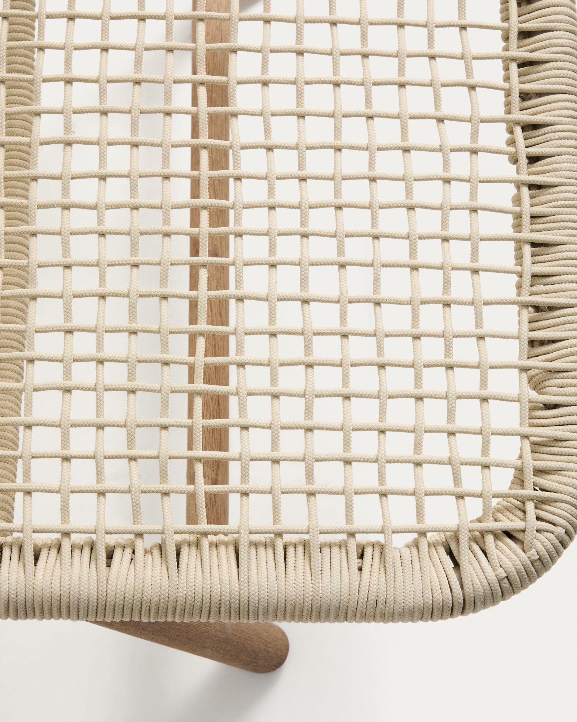 Sonnenliege Dandara mit Stahlgestell, ecrufarbenem Seil und Beinen aus massivem Akazienholz FSC 100 % in Ecru präsentiert im Onlineshop von KAQTU Design AG. Liegestuhl ist von Kave Home