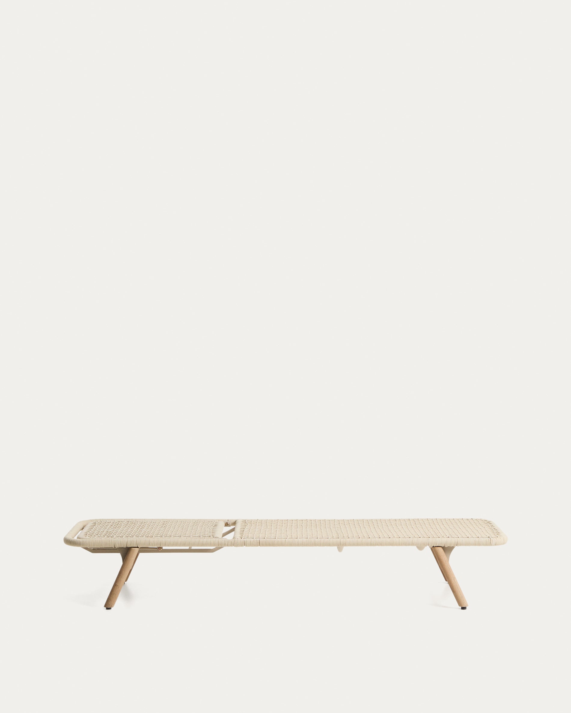 Sonnenliege Dandara mit Stahlgestell, ecrufarbenem Seil und Beinen aus massivem Akazienholz FSC 100 % in Ecru präsentiert im Onlineshop von KAQTU Design AG. Liegestuhl ist von Kave Home