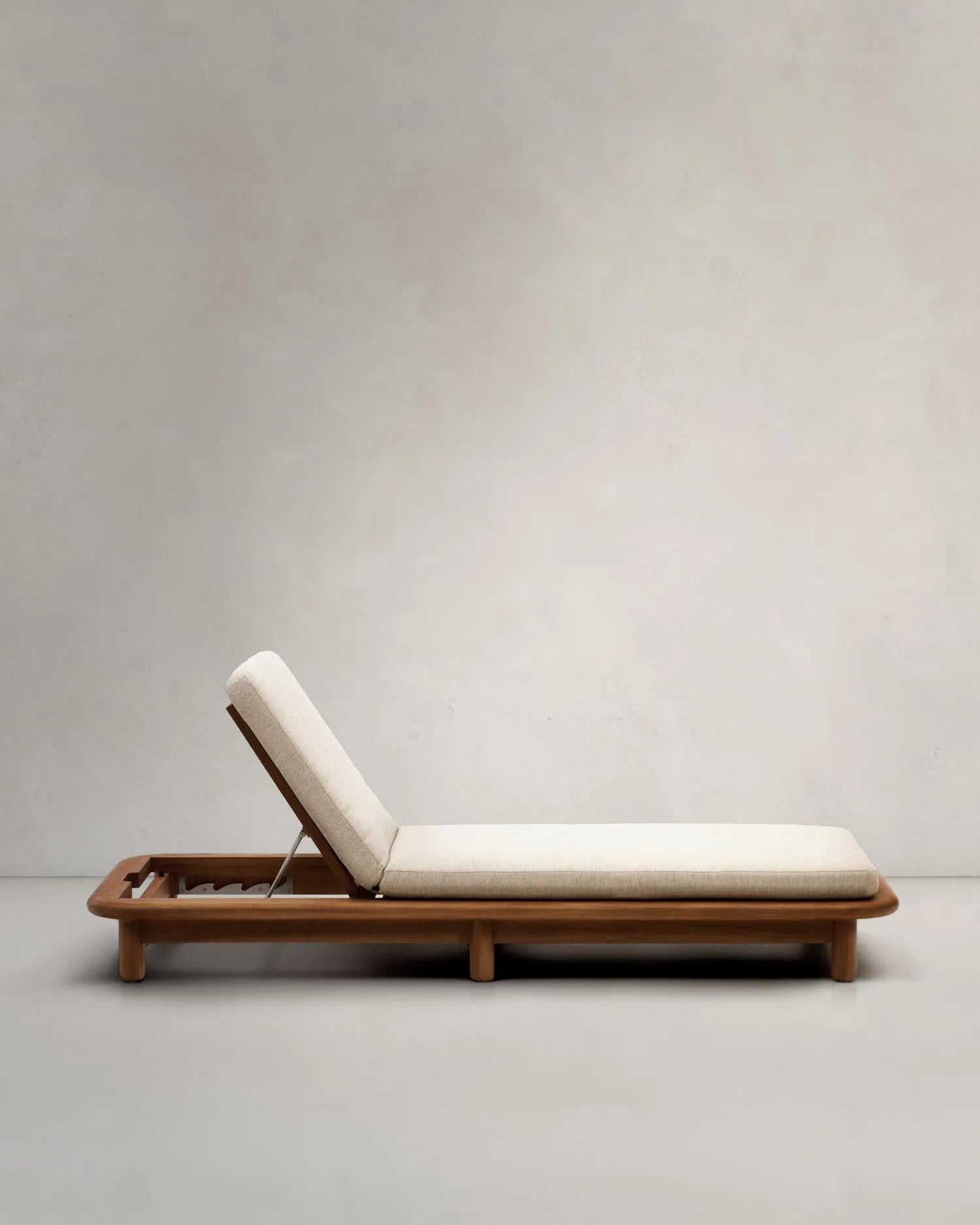 Elegante Teakholz-Liege, ergonomisch und umweltfreundlich, ideal für stilvolle Entspannung im Freien.