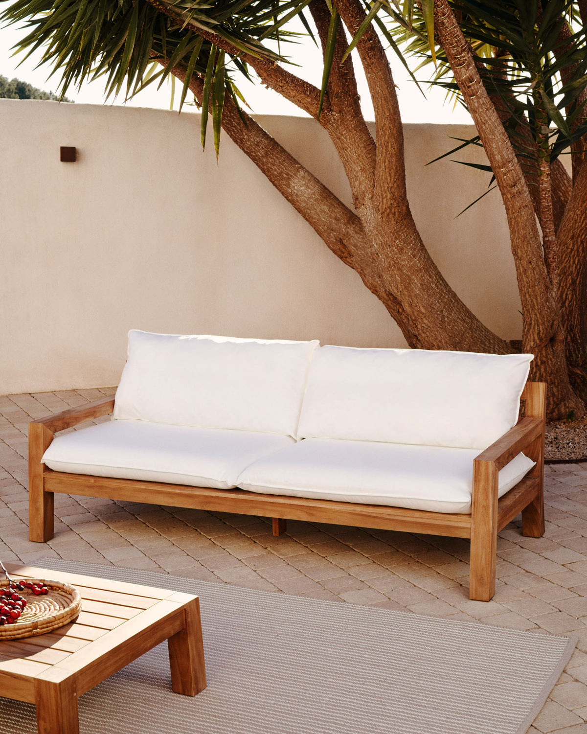 Forcanera 3-Sitzer-Sofa aus massivem Teakholz 211 cm in Weiss, Braun präsentiert im Onlineshop von KAQTU Design AG. Lounge Sofa ist von Kave Home