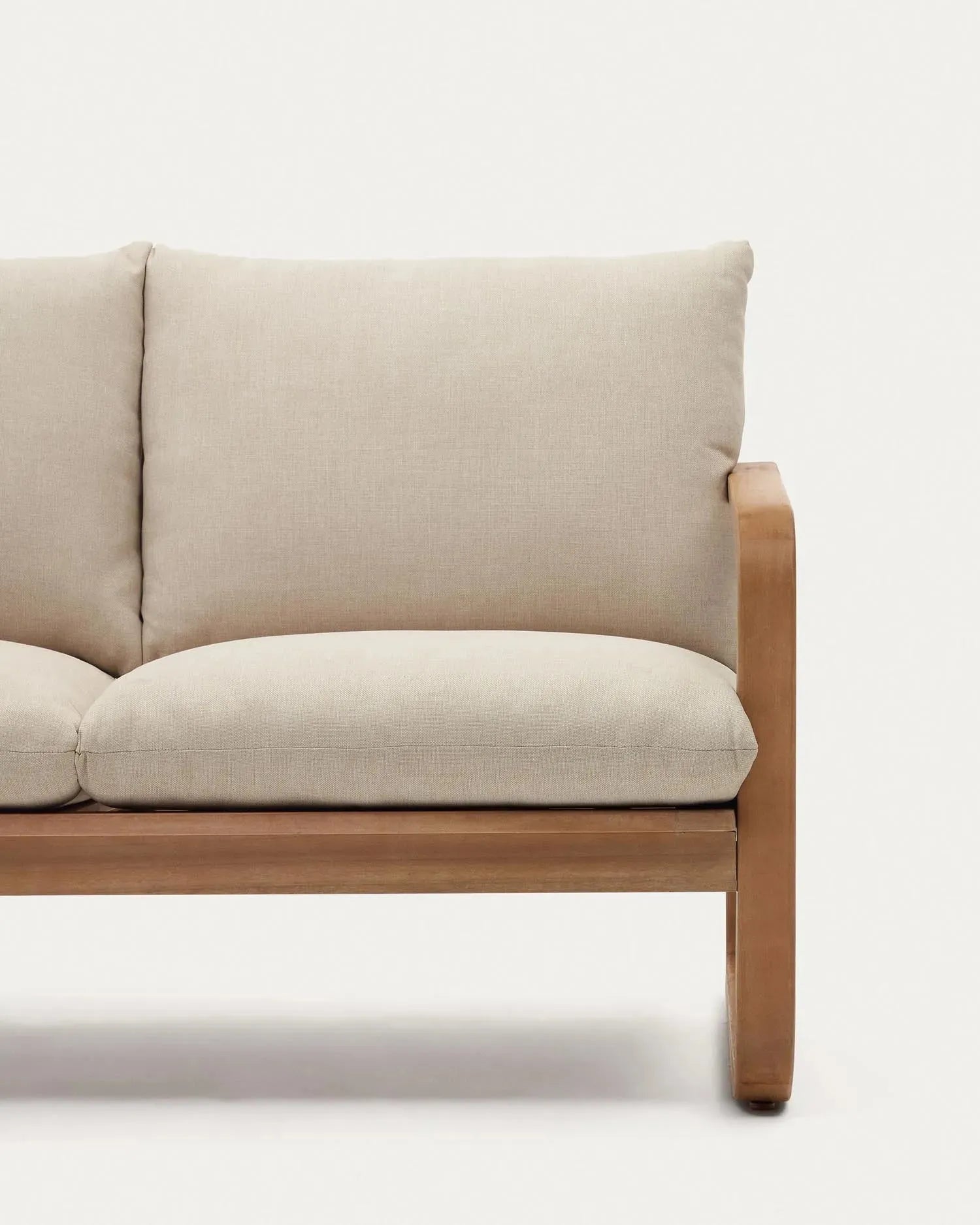 Das Sacaleta 2-Sitzer-Sofa aus FSC-zertifiziertem Eukalyptusholz bietet stilvolle Nachhaltigkeit und zeitgemäßen Komfort.