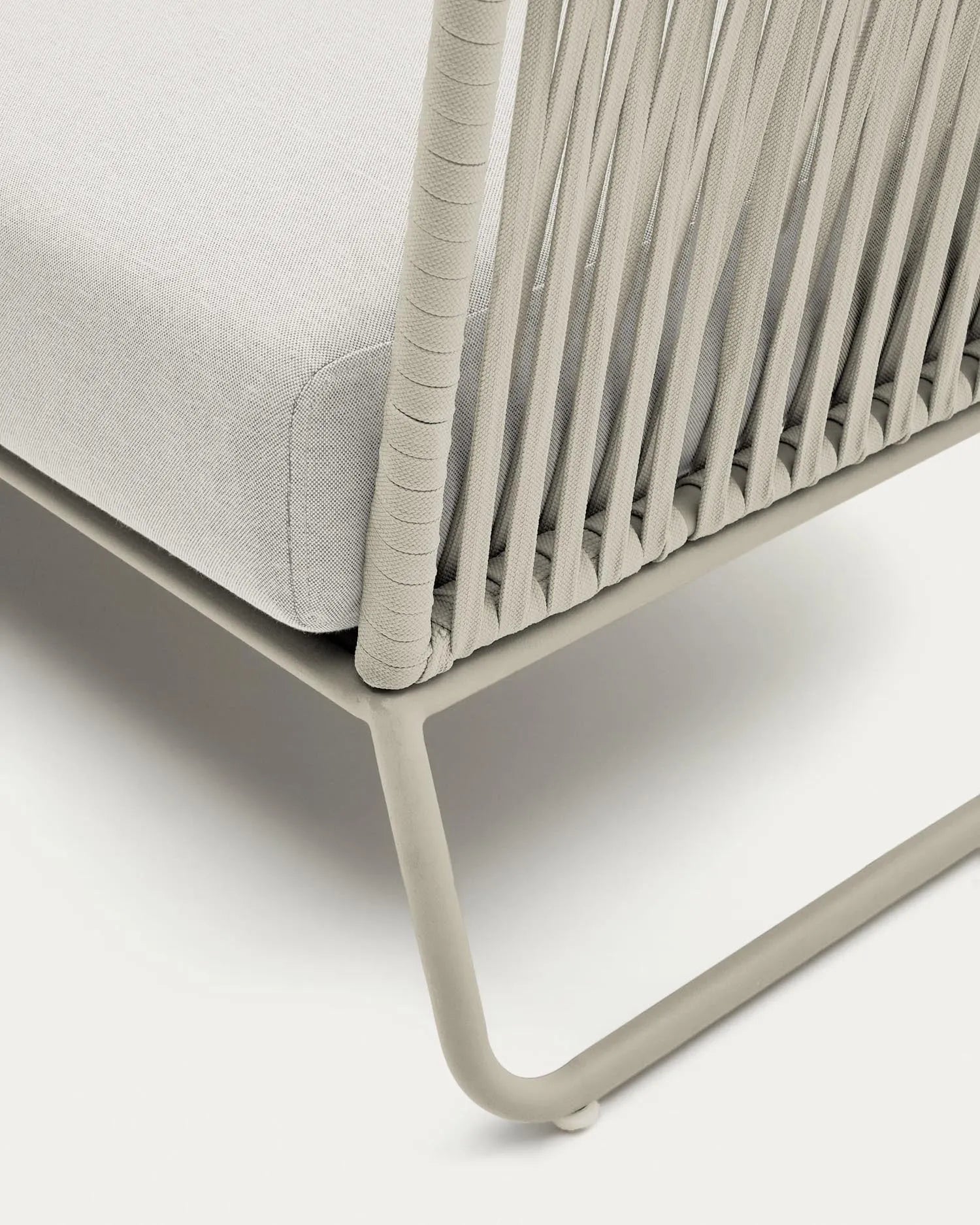 Elegantes 3-Sitzer-Outdoor-Sofa aus Seil und Stahl, wetterfest und komfortabel, ideal für stilvolle Entspannung im Freien.