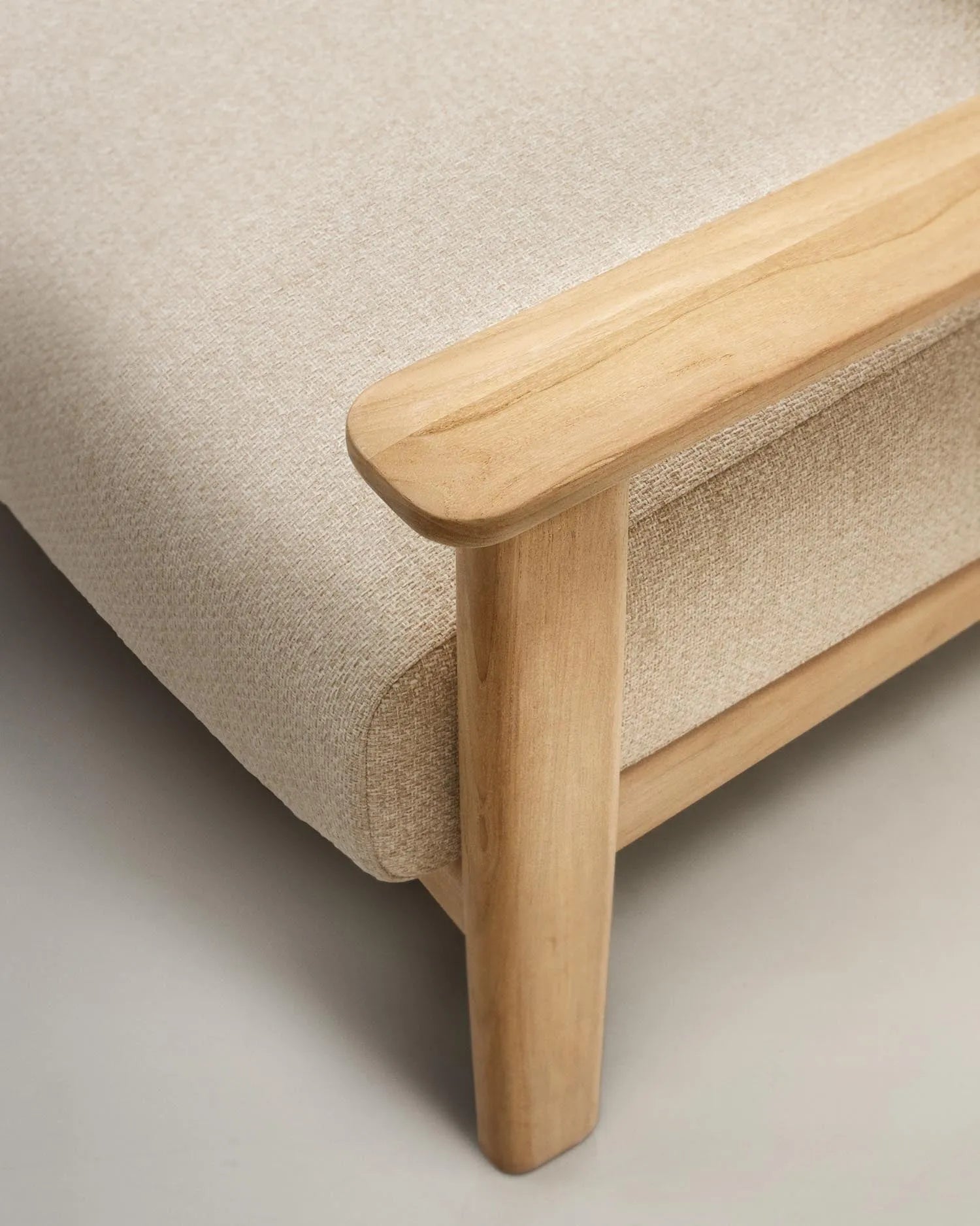 Elegantes 3-Sitzer-Sofa aus FSC-zertifiziertem Teakholz, ideal für stilvolle und nachhaltige Wohnräume.