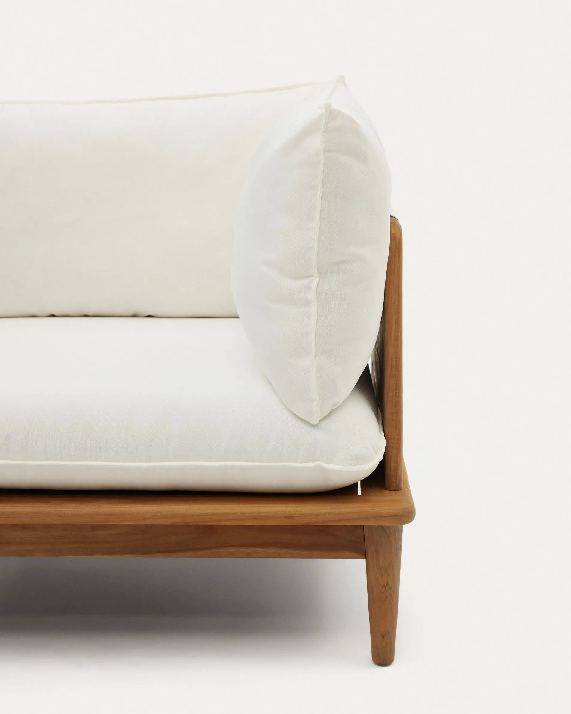 Eleganter Ecksessel aus massivem Teakholz, modular und wetterfest, ideal für stilvolle Outdoor-Gestaltung.