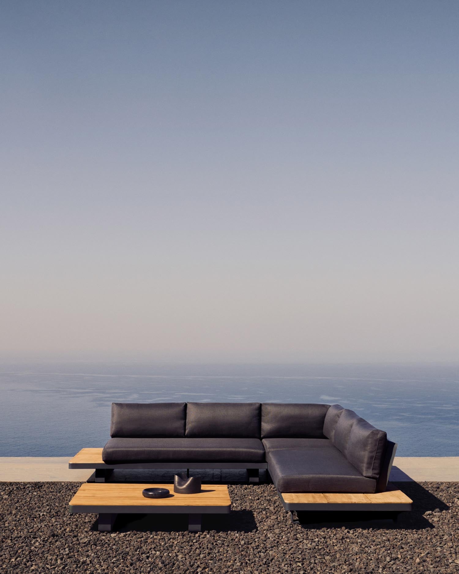 Tosqueta Set 5-Sitzer-Ecksofa und Tisch aus Aluminium und massivem Teakholz FSC 100%