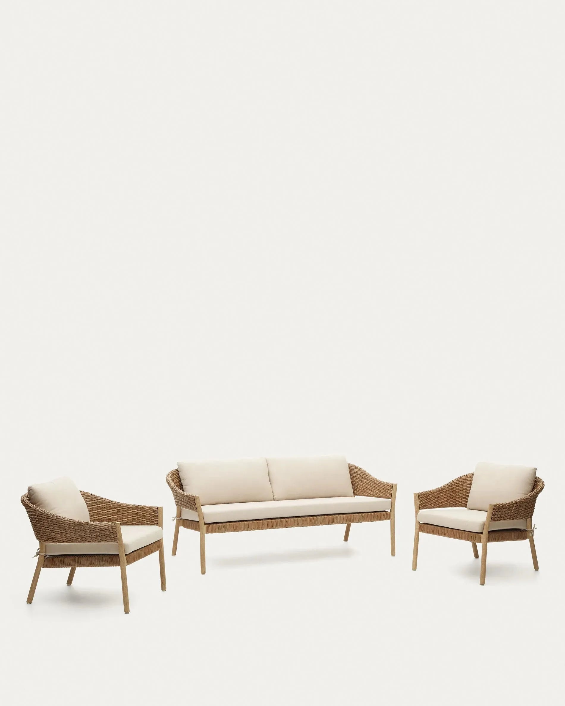 Stilvolles Pola Set: 2-Sitzer-Sofa + 2 Sessel aus FSC-zertifiziertem Eukalyptus und wetterfestem Kunstrattan. Stapelbar, modern, umweltfreundlich.