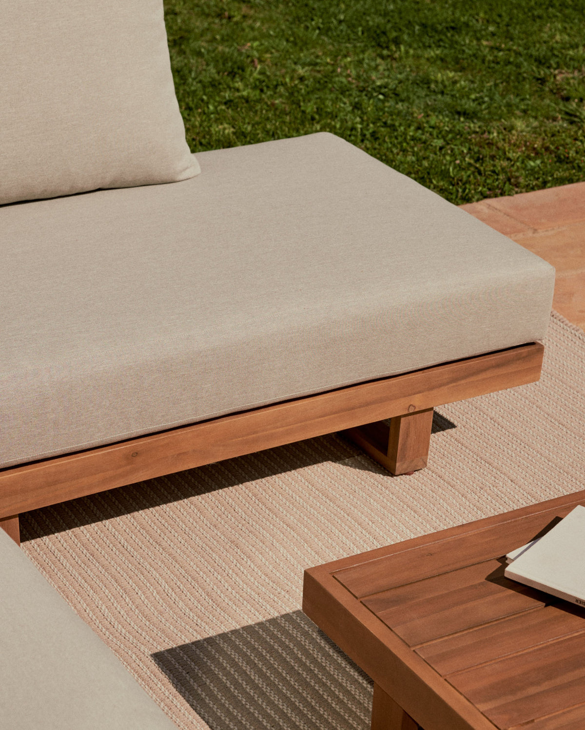 Raco Set aus 5-Sitzer-Ecksofa und Couchtisch massives Akazienholz FSC 100% in Natur präsentiert im Onlineshop von KAQTU Design AG. Loungeset ist von Kave Home