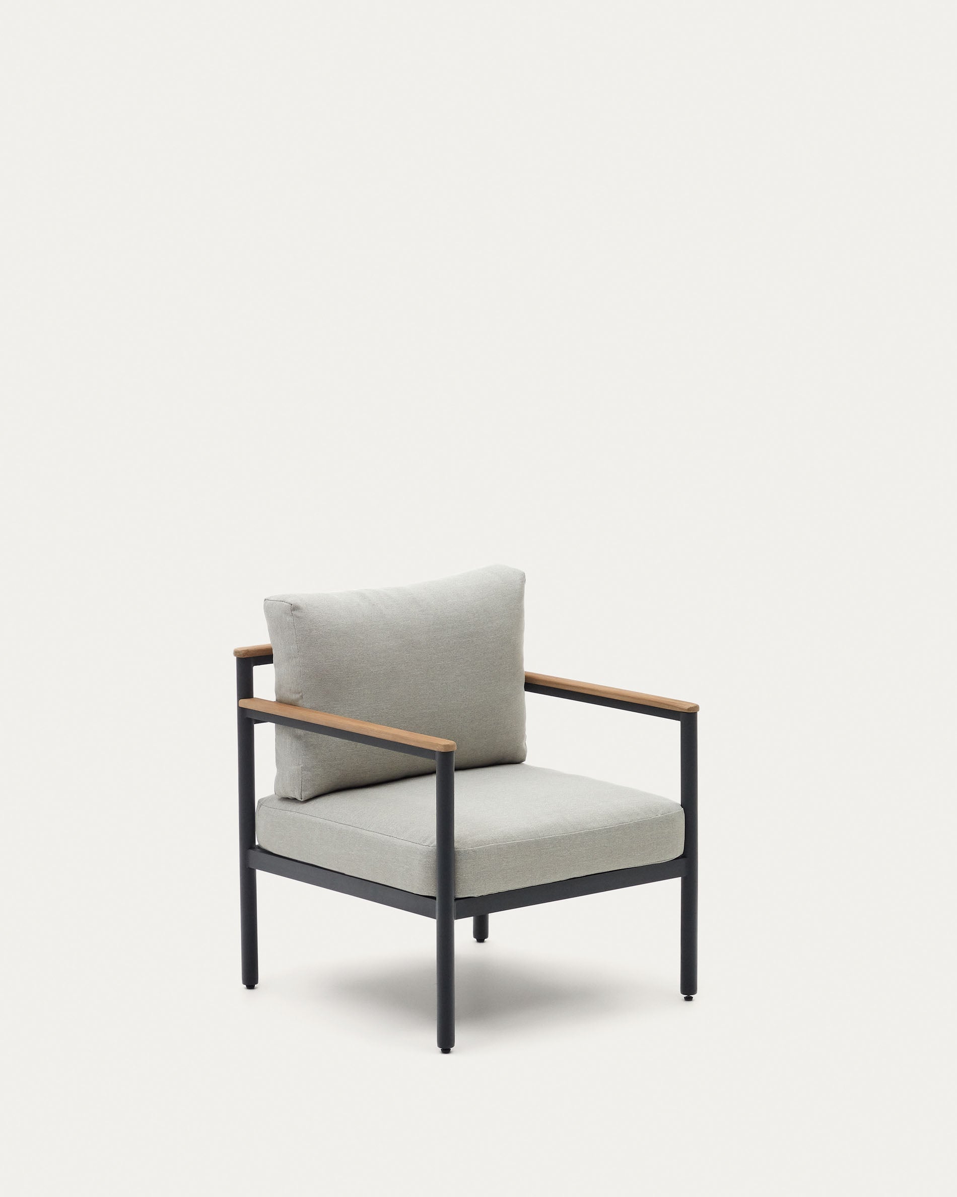 Elegantes Gartenmöbel-Set aus Aluminium und FSC-zertifiziertem Akazienholz, bestehend aus Sofa, Sesseln und Couchtisch.