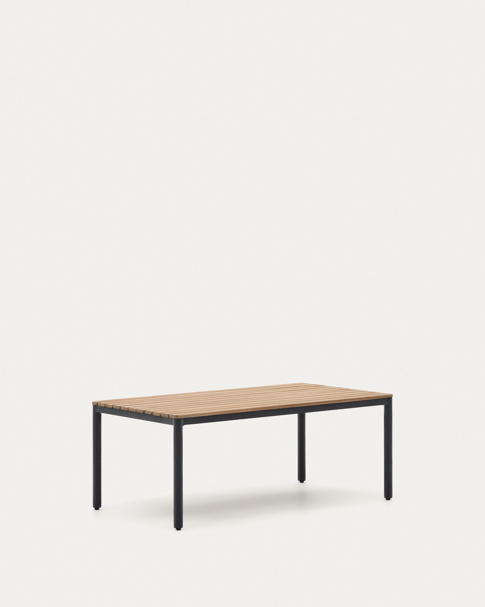 Modernes Gartenmöbel-Set aus Aluminium und FSC-zertifiziertem Akazienholz, mit Sofa, Sesseln und Couchtisch für stilvolle Außenbereiche.