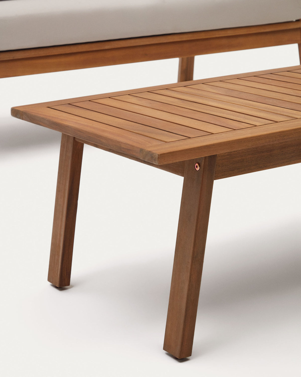 Frares Set aus 2-Sitzer-Sofa, 2 Sesseln und Couchtisch massives Akazienholz FSC 100% in Natur präsentiert im Onlineshop von KAQTU Design AG. Loungeset ist von Kave Home