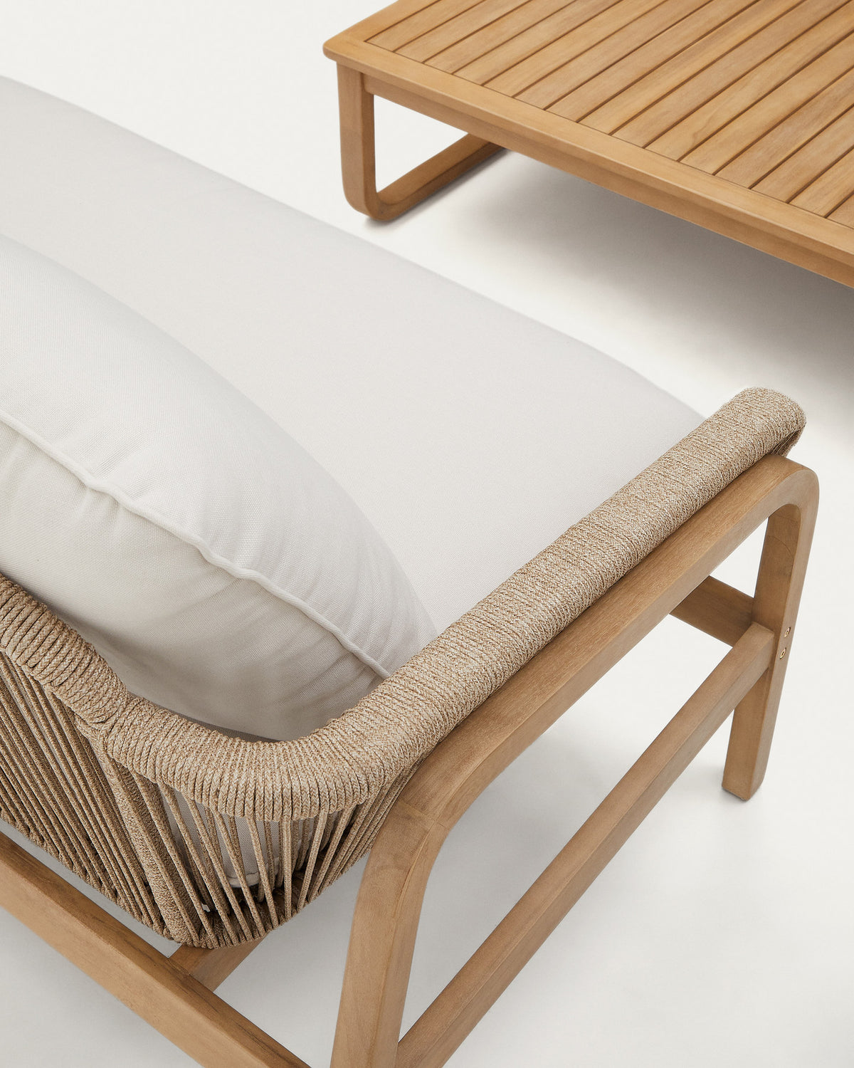 Vellana Set aus 3-Sitzer-Sofa, 2 Sesseln und Couchtisch aus massivem Akazienholz FSC 100% in Ecru, Beige, Natur, Weiss präsentiert im Onlineshop von KAQTU Design AG. Loungeset ist von Kave Home