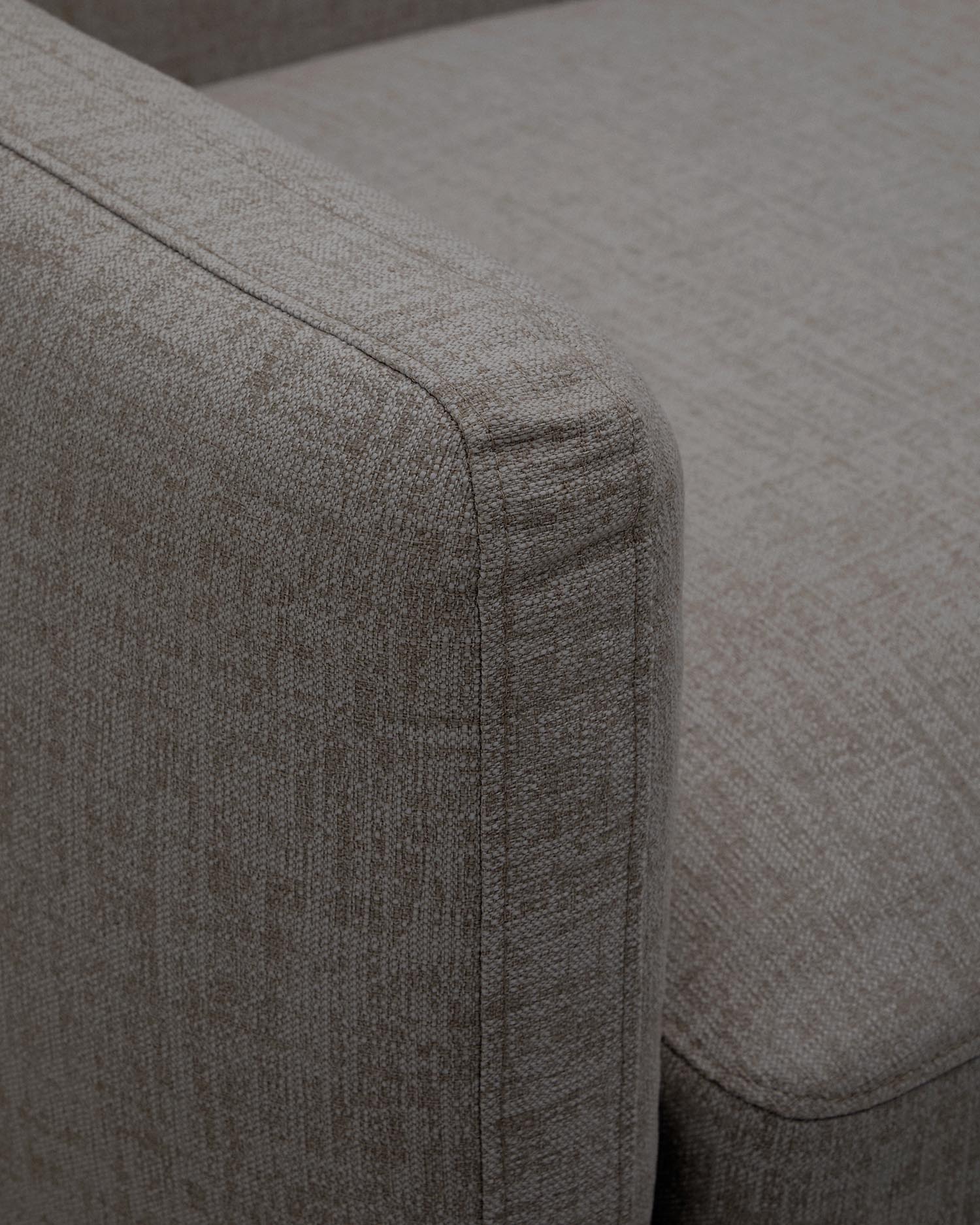 Elegantes 2-Sitzer-Sofa Sorells aus grauem Aluminium, modular und wetterfest, ideal für stilvolle Außenbereiche.