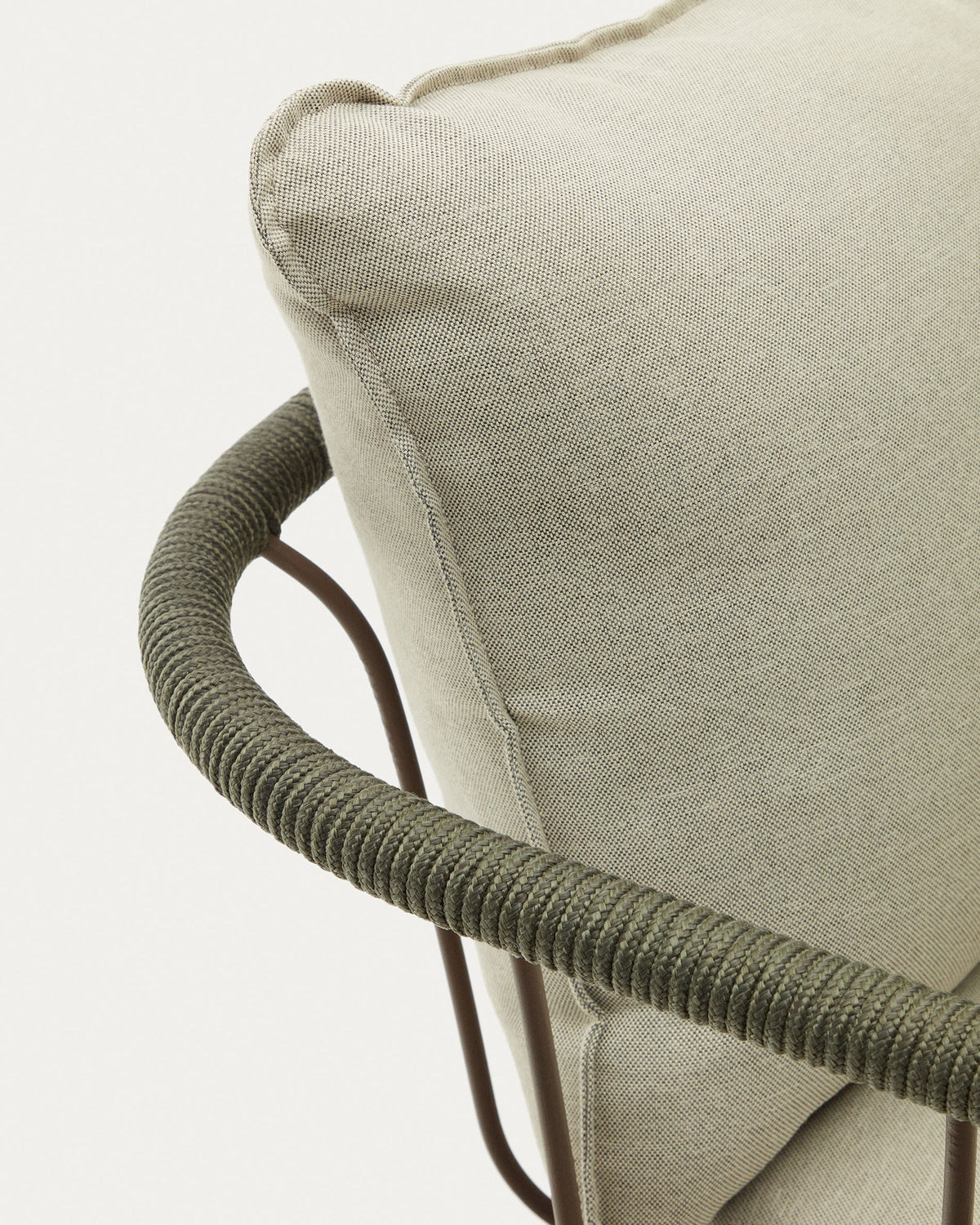 Salguer Sessel aus grünem Seil und Stahl in Braun in Braun, Beige, Grün präsentiert im Onlineshop von KAQTU Design AG. Outdoor-Sessel mit Armlehnen ist von Kave Home